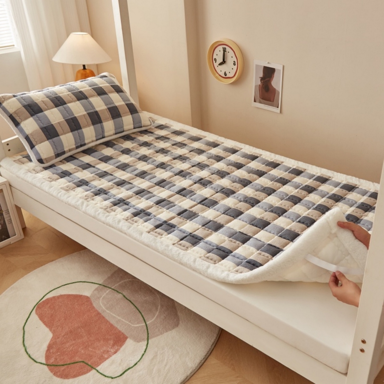 91家纺网 家纺一手货源 找家纺 东宇床垫 2025新款A类牛奶绒印花直角防滑床垫床褥三件套-学生款 复古蓝棕