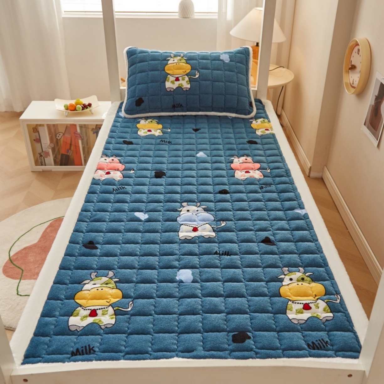 91家纺网 家纺一手货源 找家纺 东宇床垫 2025新款A类牛奶绒印花直角防滑床垫床褥三件套-学生款 花花奶牛