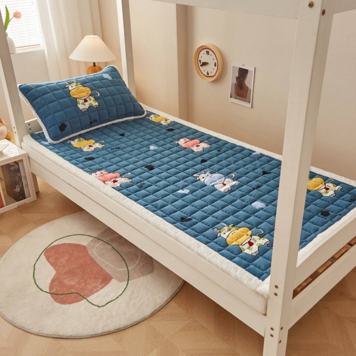 91家纺网 家纺一手货源 找家纺 东宇床垫 2025新款A类牛奶绒印花直角防滑床垫床褥三件套-学生款 花花奶牛