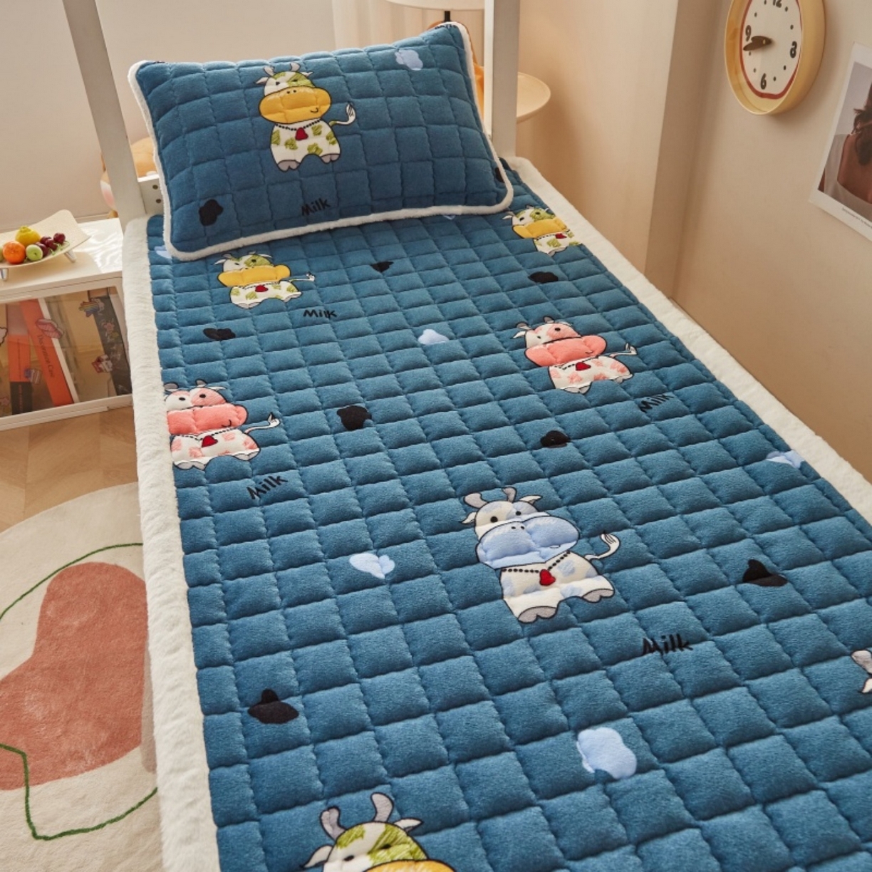 91家纺网 家纺一手货源 找家纺 东宇床垫 2025新款A类牛奶绒印花直角防滑床垫床褥三件套-学生款 花花奶牛