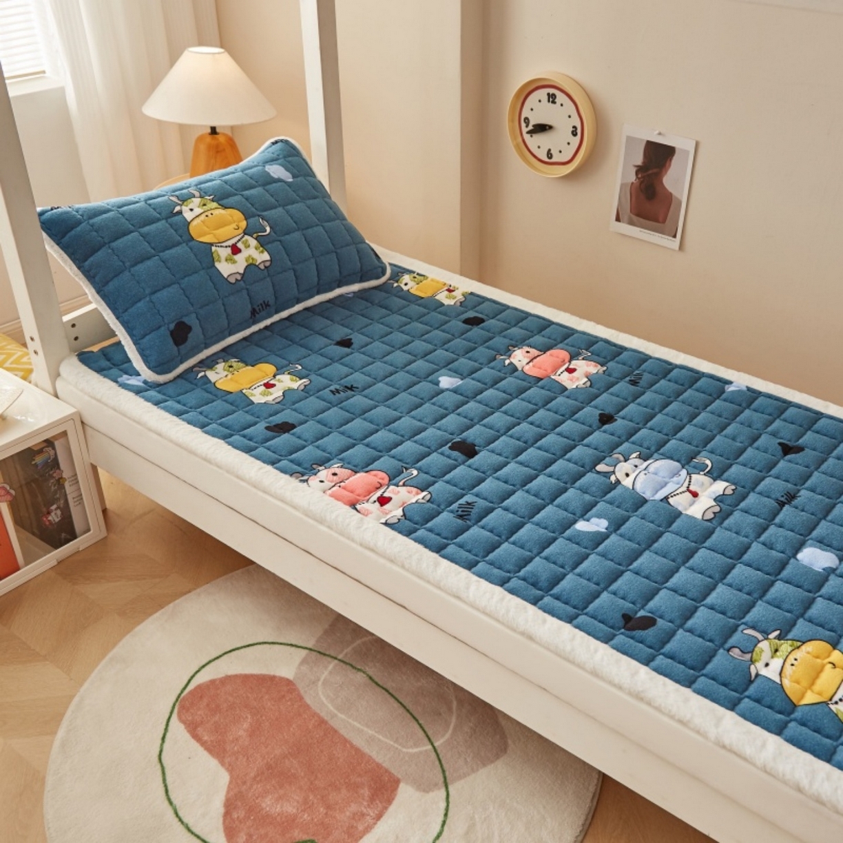 91家纺网 家纺一手货源 找家纺 东宇床垫 2025新款A类牛奶绒印花直角防滑床垫床褥三件套-学生款 花花奶牛