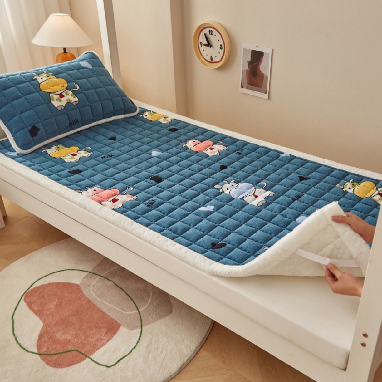 91家纺网 家纺一手货源 找家纺 东宇床垫 2025新款A类牛奶绒印花直角防滑床垫床褥三件套-学生款 花花奶牛