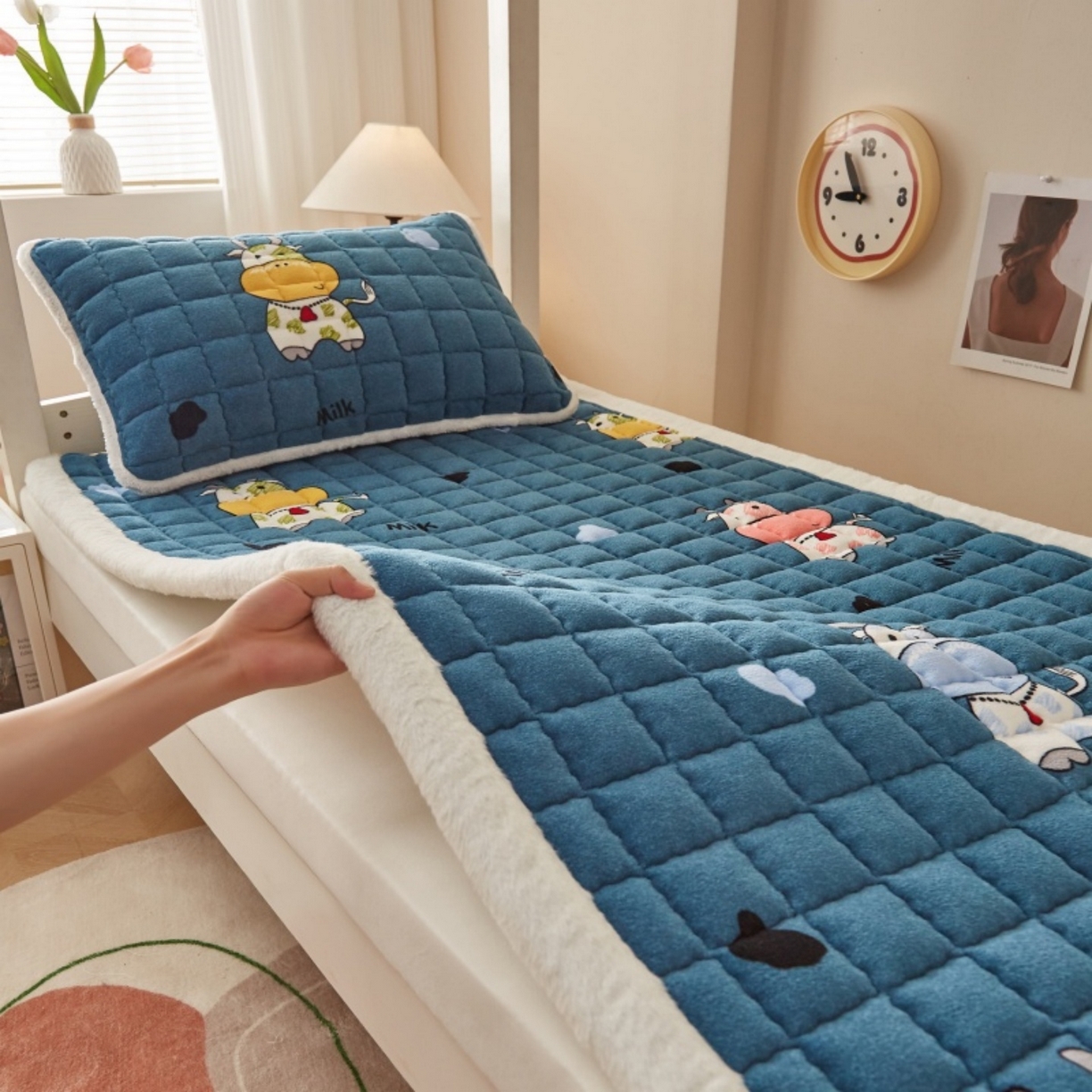 91家纺网 家纺一手货源 找家纺 东宇床垫 2025新款A类牛奶绒印花直角防滑床垫床褥三件套-学生款 花花奶牛