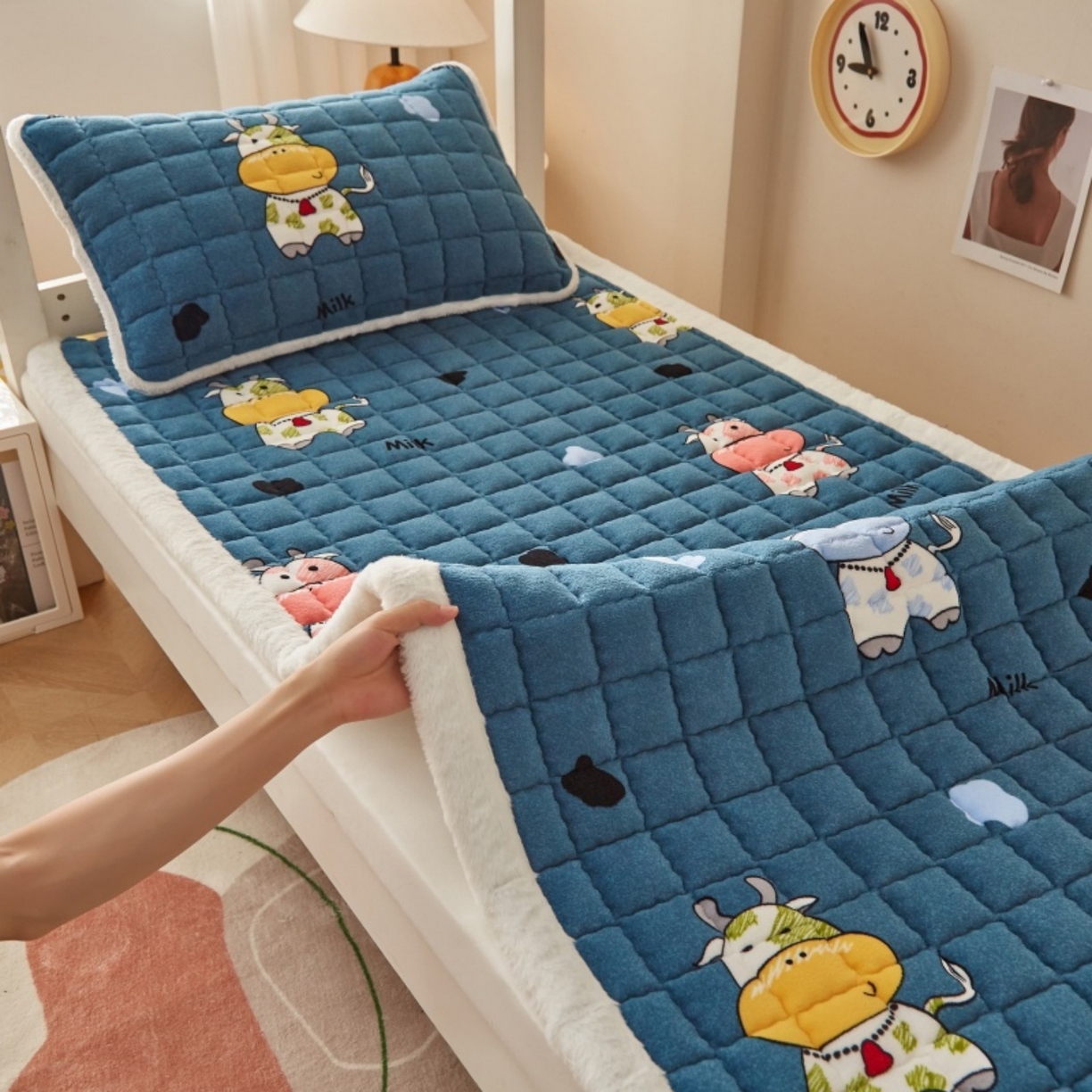 91家纺网 家纺一手货源 找家纺 东宇床垫 2025新款A类牛奶绒印花直角防滑床垫床褥三件套-学生款 花花奶牛