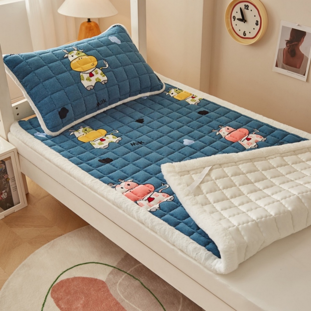 91家纺网 家纺一手货源 找家纺 东宇床垫 2025新款A类牛奶绒印花直角防滑床垫床褥三件套-学生款 花花奶牛