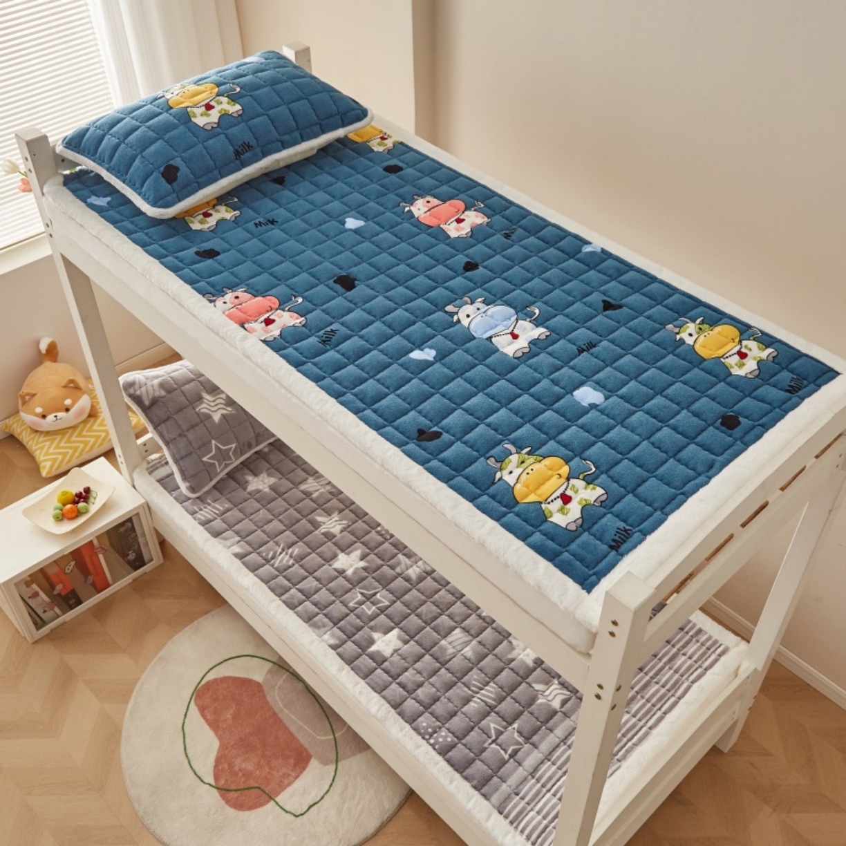 91家纺网 家纺一手货源 找家纺 东宇床垫 2025新款A类牛奶绒印花直角防滑床垫床褥三件套-学生款 花花奶牛