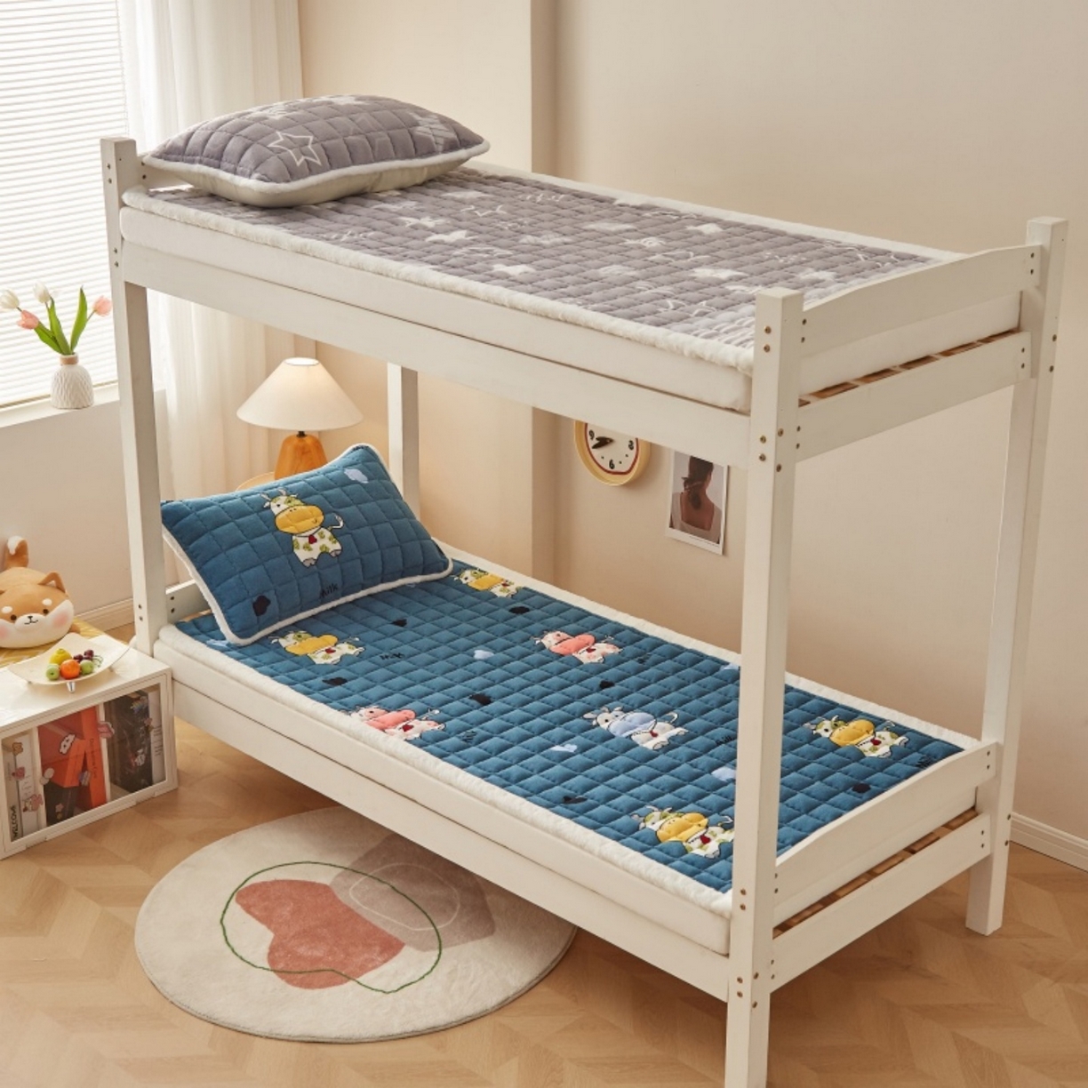 91家纺网 家纺一手货源 找家纺 东宇床垫 2025新款A类牛奶绒印花直角防滑床垫床褥三件套-学生款 花花奶牛