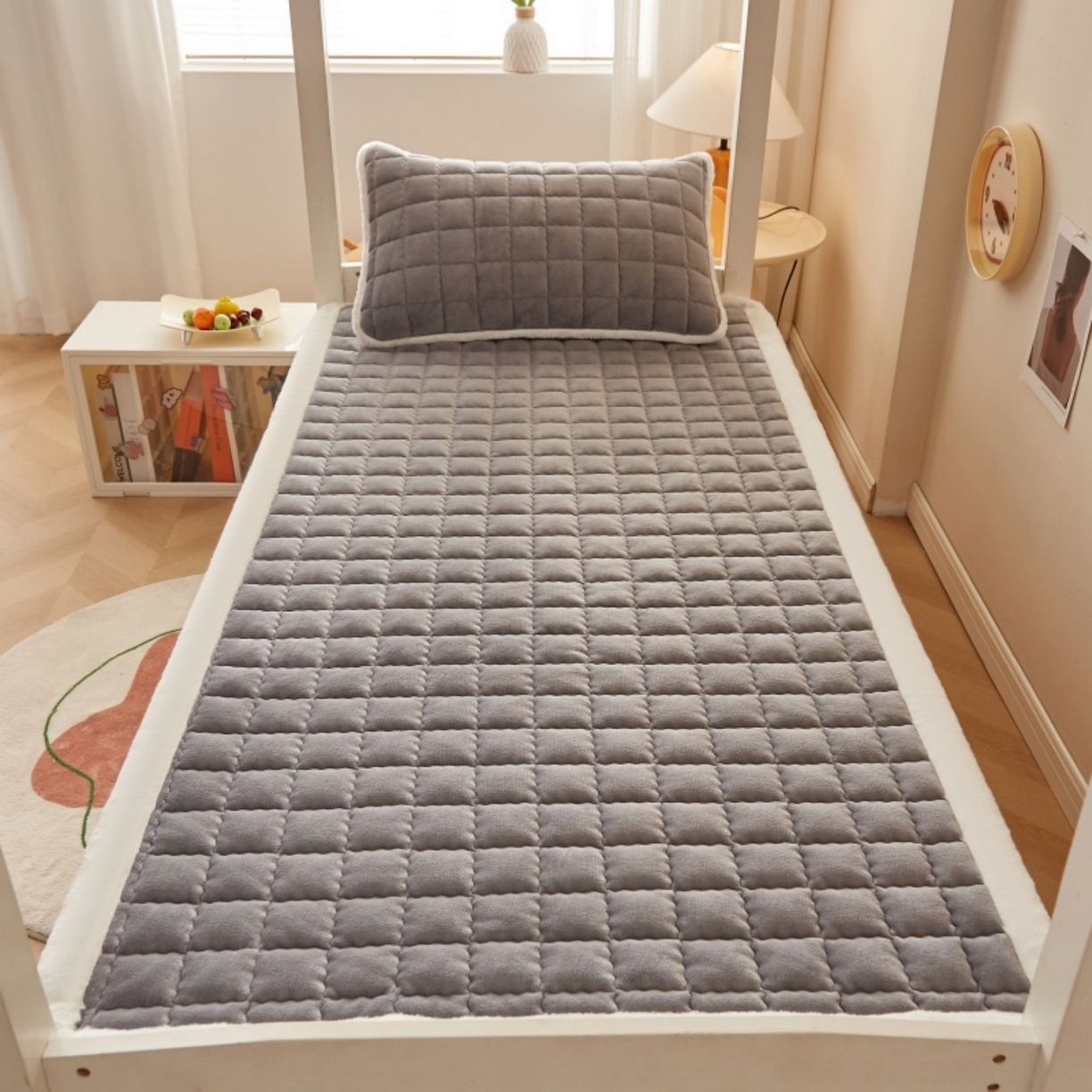 91家纺网 家纺一手货源 找家纺 东宇床垫 2025新款A类牛奶绒印花直角防滑床垫床褥三件套-学生款 灰雅格