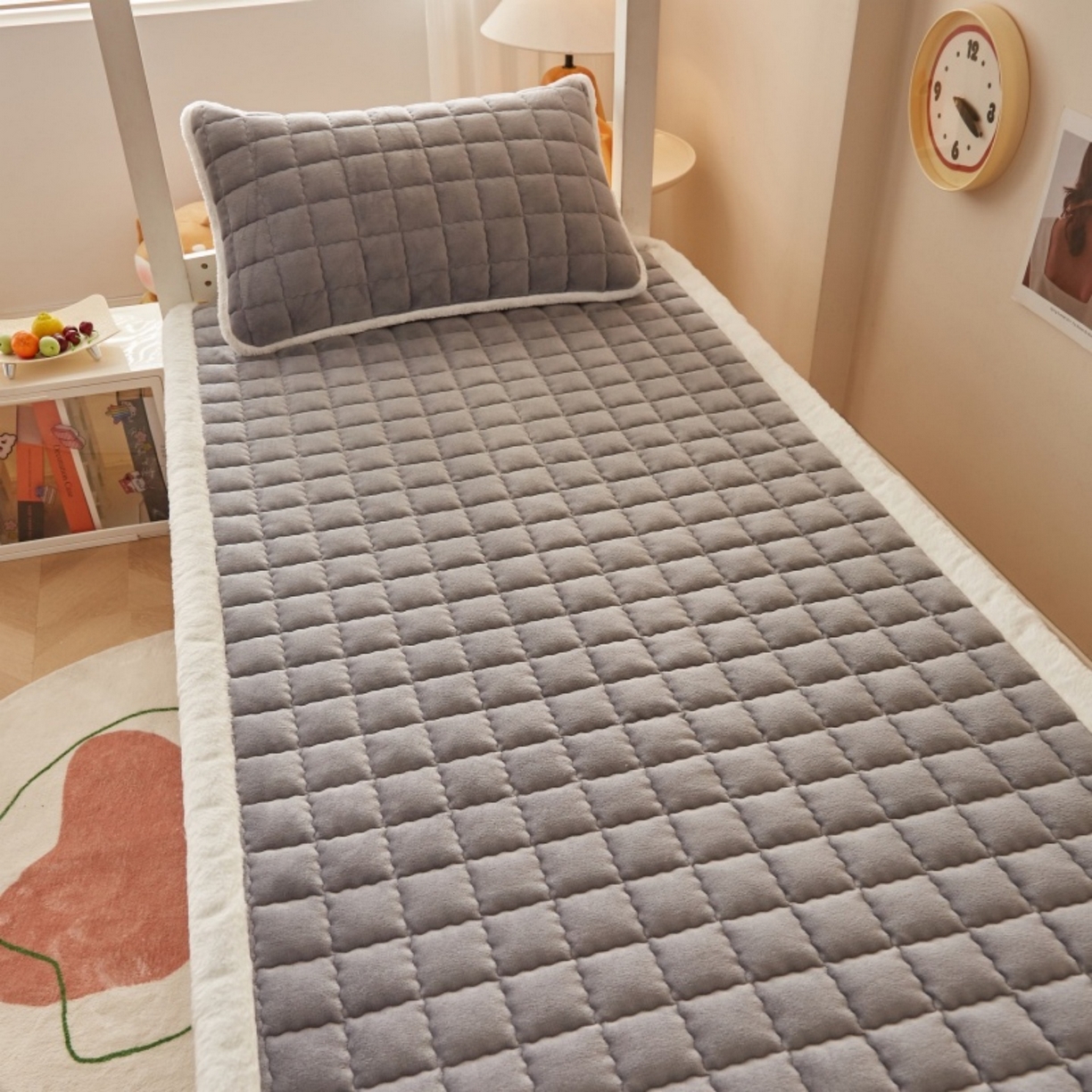 91家纺网 家纺一手货源 找家纺 东宇床垫 2025新款A类牛奶绒印花直角防滑床垫床褥三件套-学生款 灰雅格