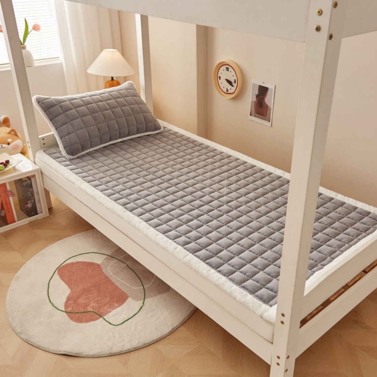 91家纺网 家纺一手货源 找家纺 东宇床垫 2025新款A类牛奶绒印花直角防滑床垫床褥三件套-学生款 灰雅格