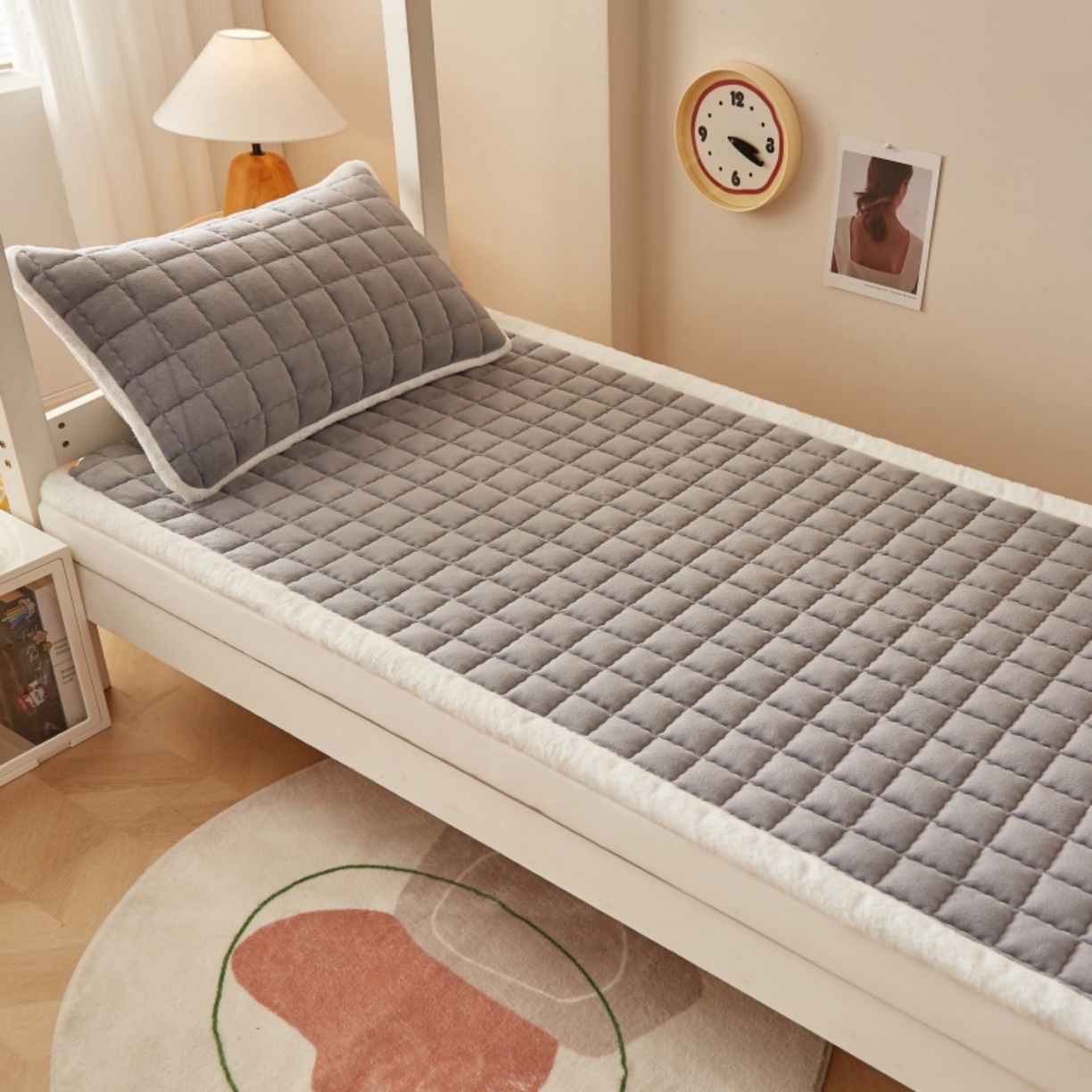 91家纺网 家纺一手货源 找家纺 东宇床垫 2025新款A类牛奶绒印花直角防滑床垫床褥三件套-学生款 灰雅格