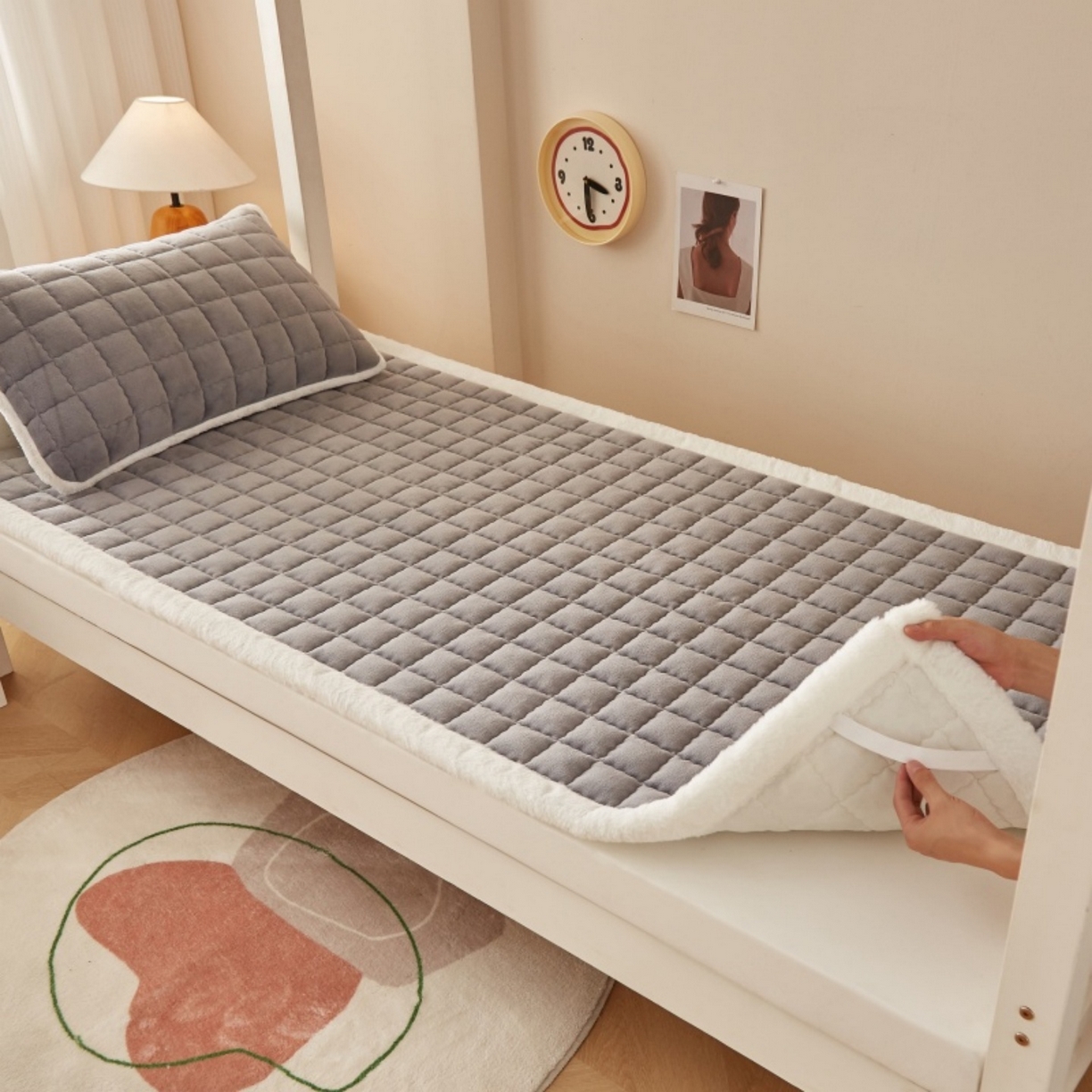 91家纺网 家纺一手货源 找家纺 东宇床垫 2025新款A类牛奶绒印花直角防滑床垫床褥三件套-学生款 灰雅格