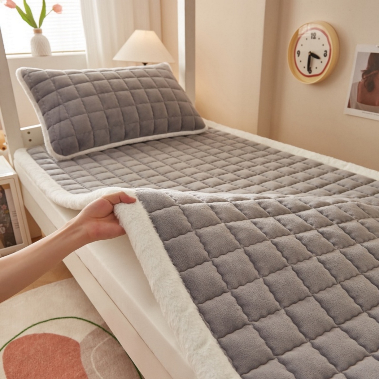 91家纺网 家纺一手货源 找家纺 东宇床垫 2025新款A类牛奶绒印花直角防滑床垫床褥三件套-学生款 灰雅格