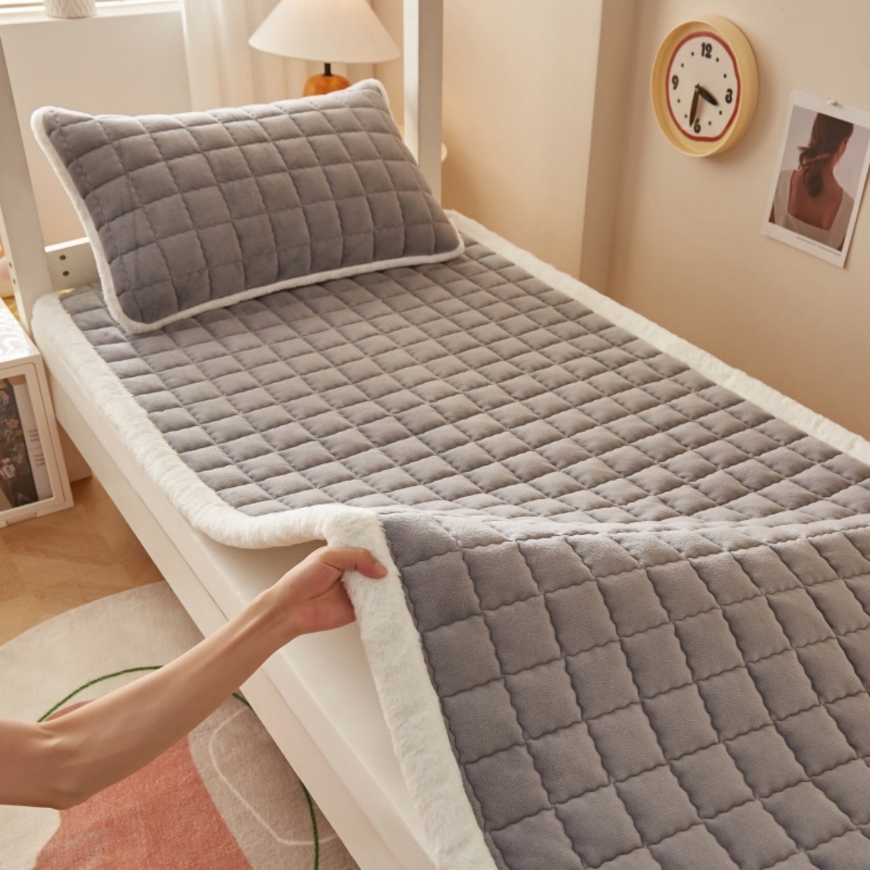 91家纺网 家纺一手货源 找家纺 东宇床垫 2025新款A类牛奶绒印花直角防滑床垫床褥三件套-学生款 灰雅格