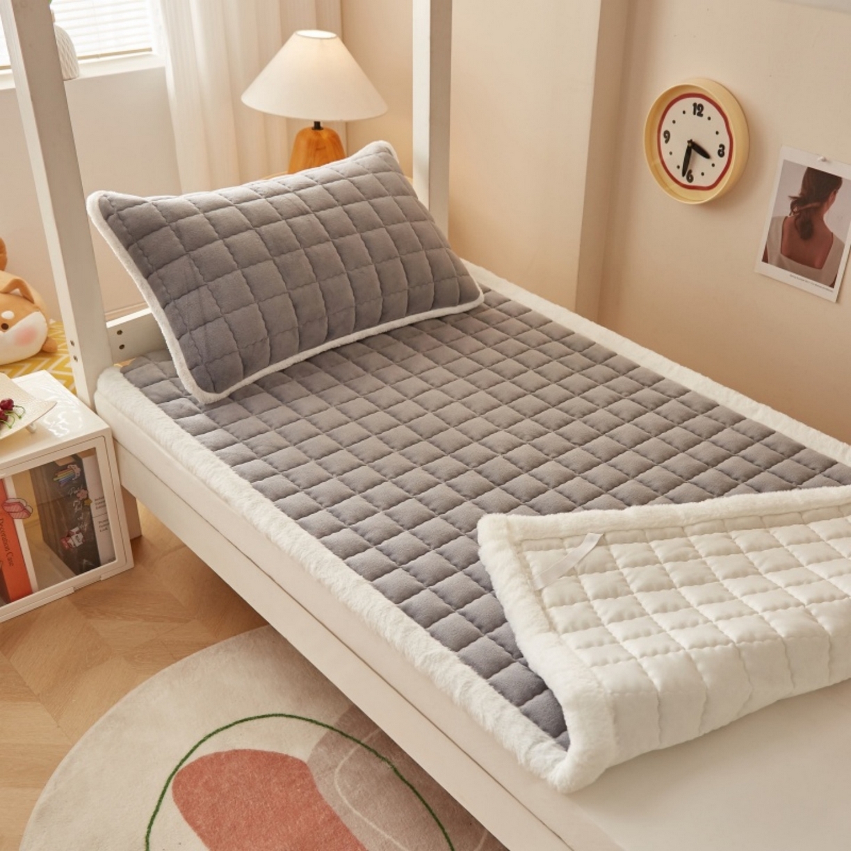 91家纺网 家纺一手货源 找家纺 东宇床垫 2025新款A类牛奶绒印花直角防滑床垫床褥三件套-学生款 灰雅格