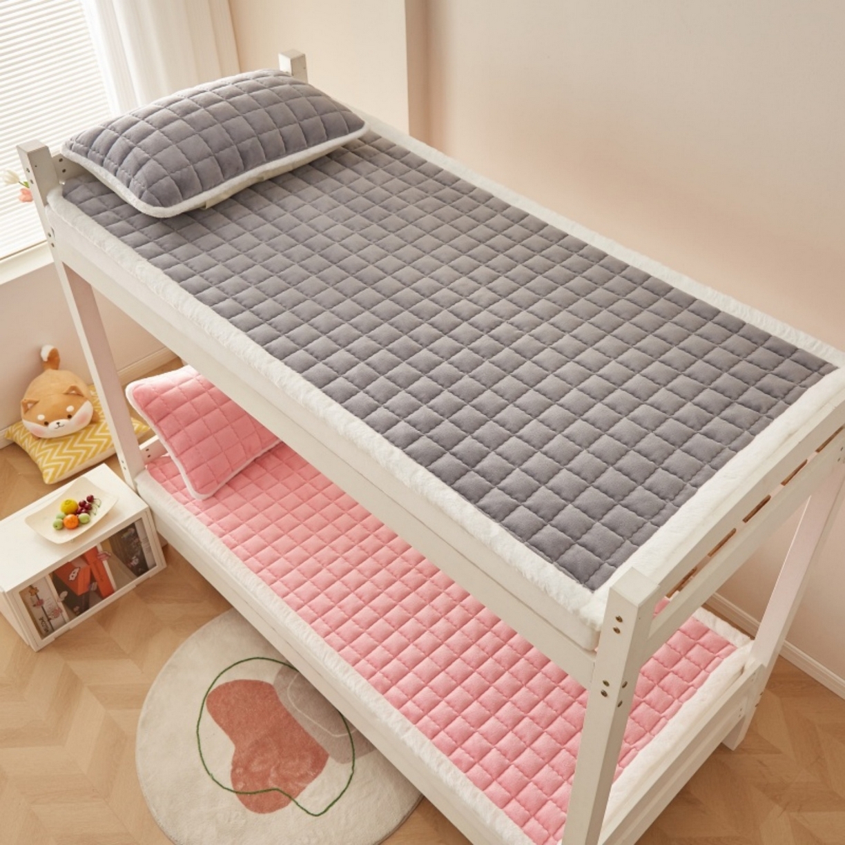 91家纺网 家纺一手货源 找家纺 东宇床垫 2025新款A类牛奶绒印花直角防滑床垫床褥三件套-学生款 灰雅格