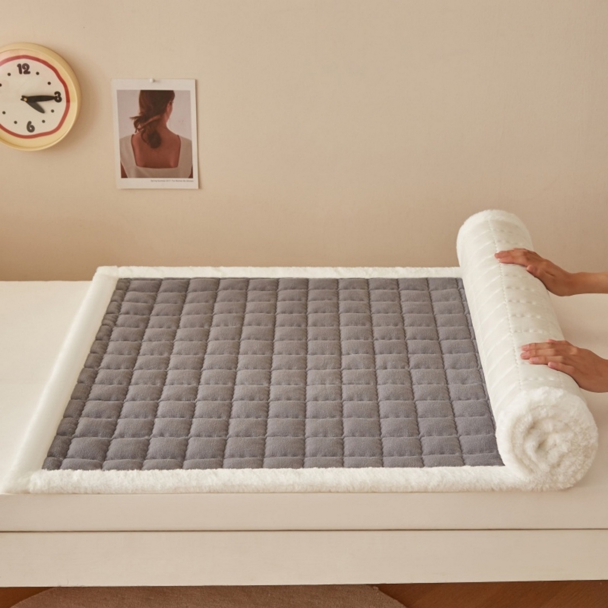 91家纺网 家纺一手货源 找家纺 东宇床垫 2025新款A类牛奶绒印花直角防滑床垫床褥三件套-学生款 灰雅格