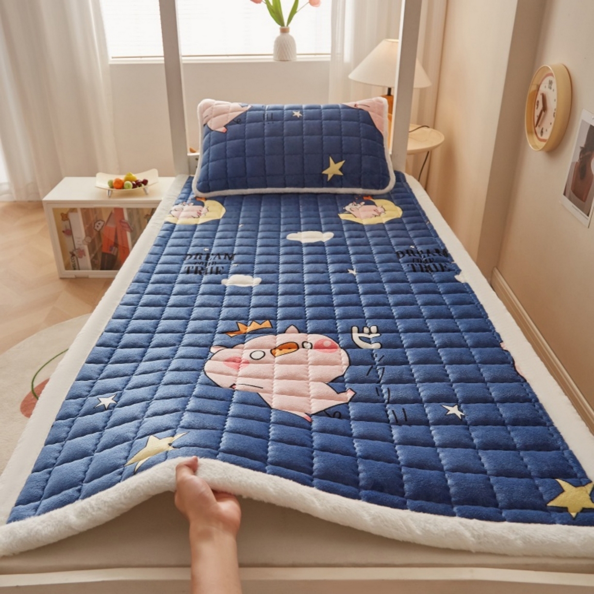 91家纺网 家纺一手货源 找家纺 东宇床垫 2025新款A类牛奶绒印花直角防滑床垫床褥三件套-学生款 惊呆猪宝