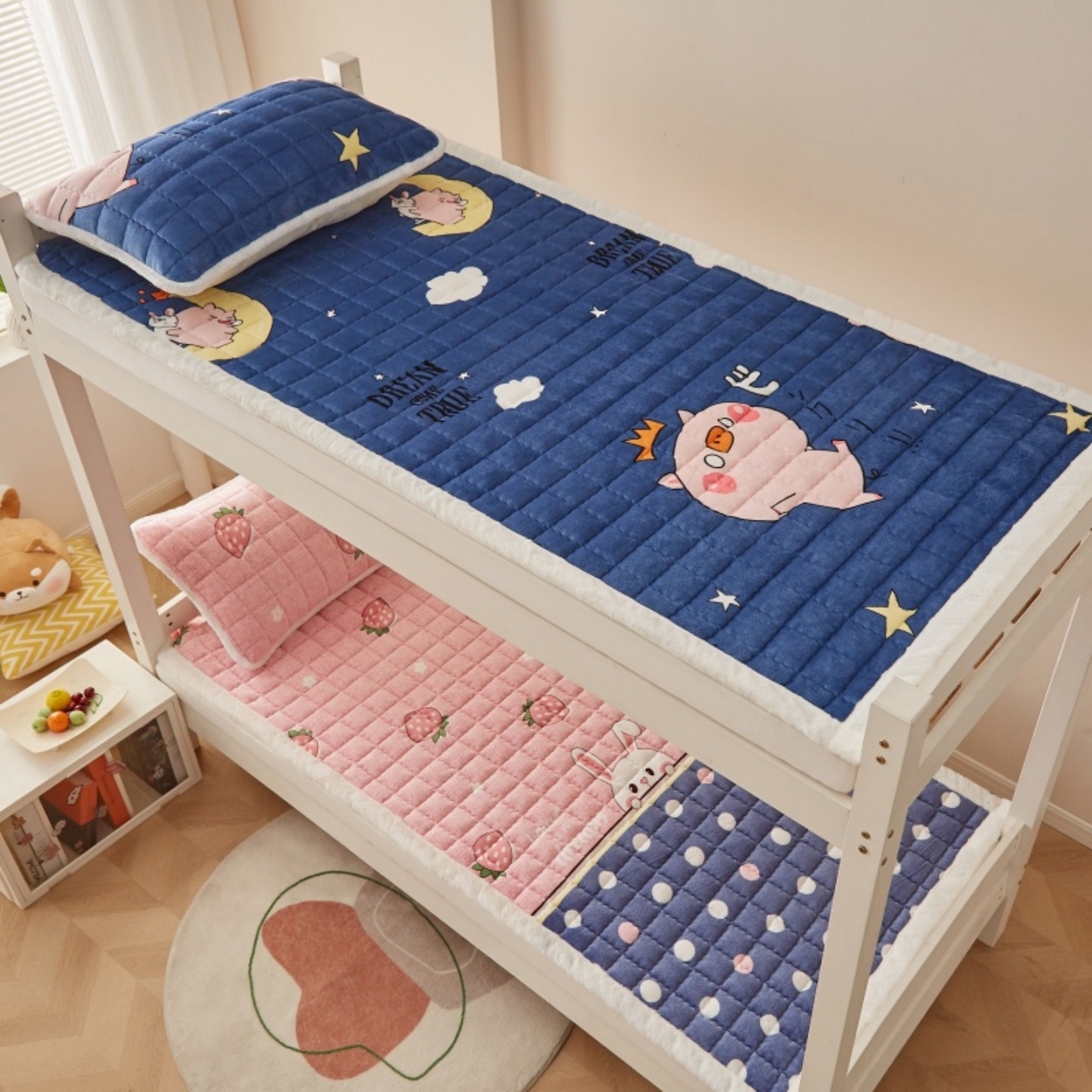 91家纺网 家纺一手货源 找家纺 东宇床垫 2025新款A类牛奶绒印花直角防滑床垫床褥三件套-学生款 惊呆猪宝