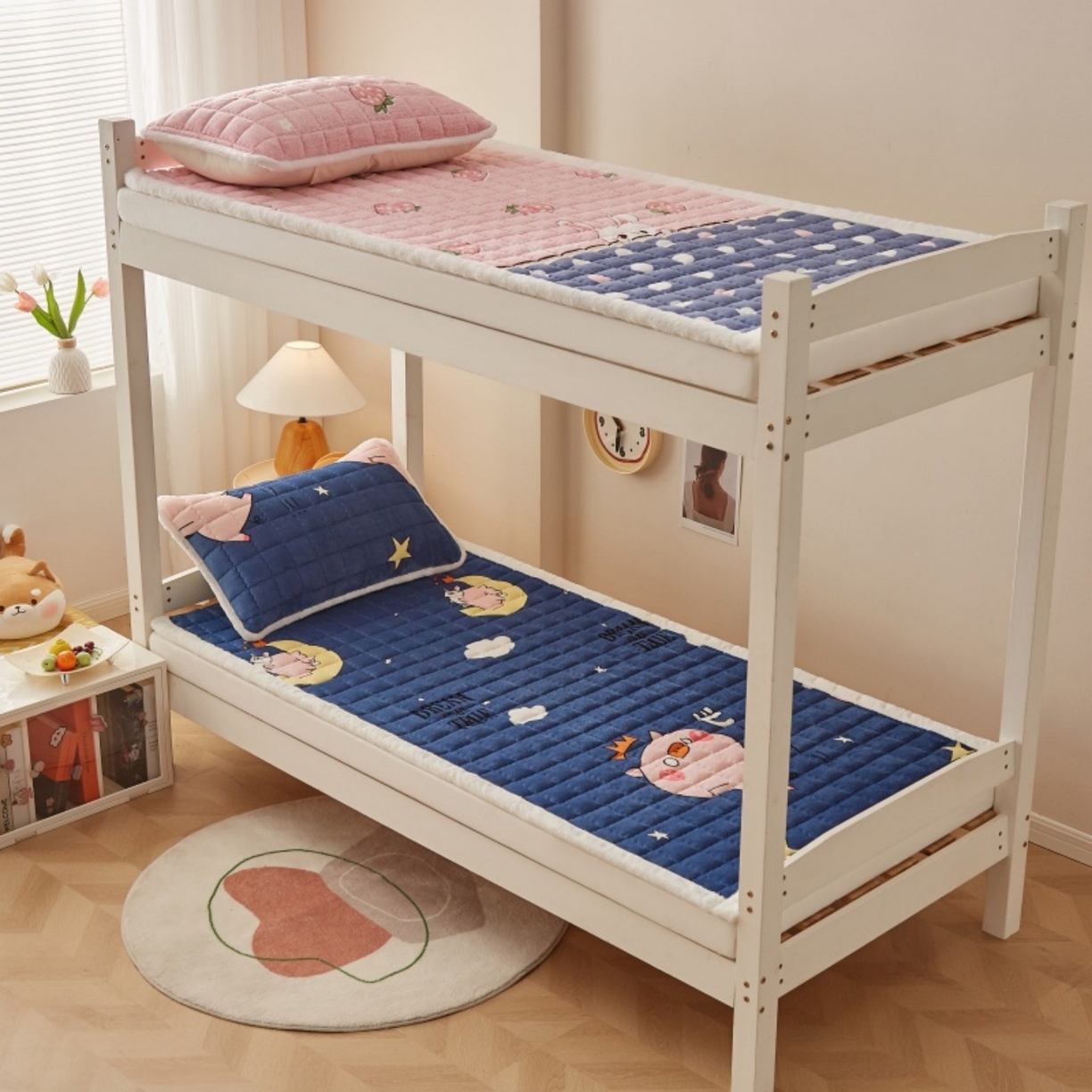 91家纺网 家纺一手货源 找家纺 东宇床垫 2025新款A类牛奶绒印花直角防滑床垫床褥三件套-学生款 惊呆猪宝