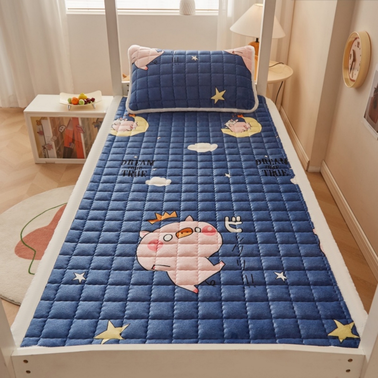 91家纺网 家纺一手货源 找家纺 东宇床垫 2025新款A类牛奶绒印花直角防滑床垫床褥三件套-学生款 惊呆猪宝