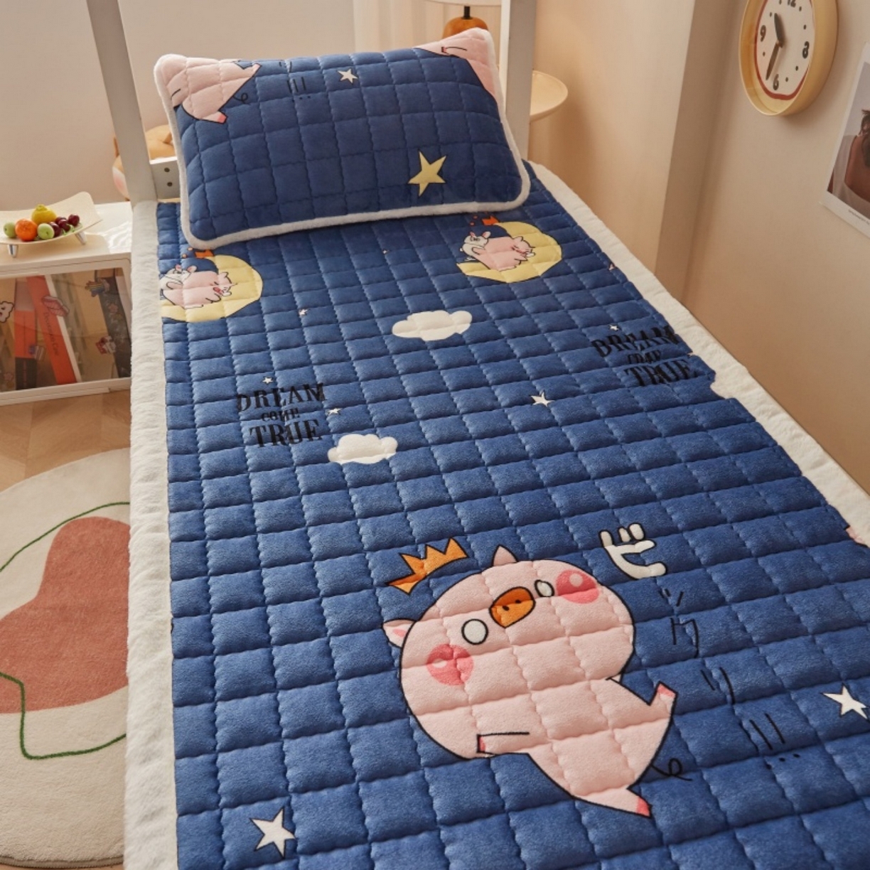 91家纺网 家纺一手货源 找家纺 东宇床垫 2025新款A类牛奶绒印花直角防滑床垫床褥三件套-学生款 惊呆猪宝