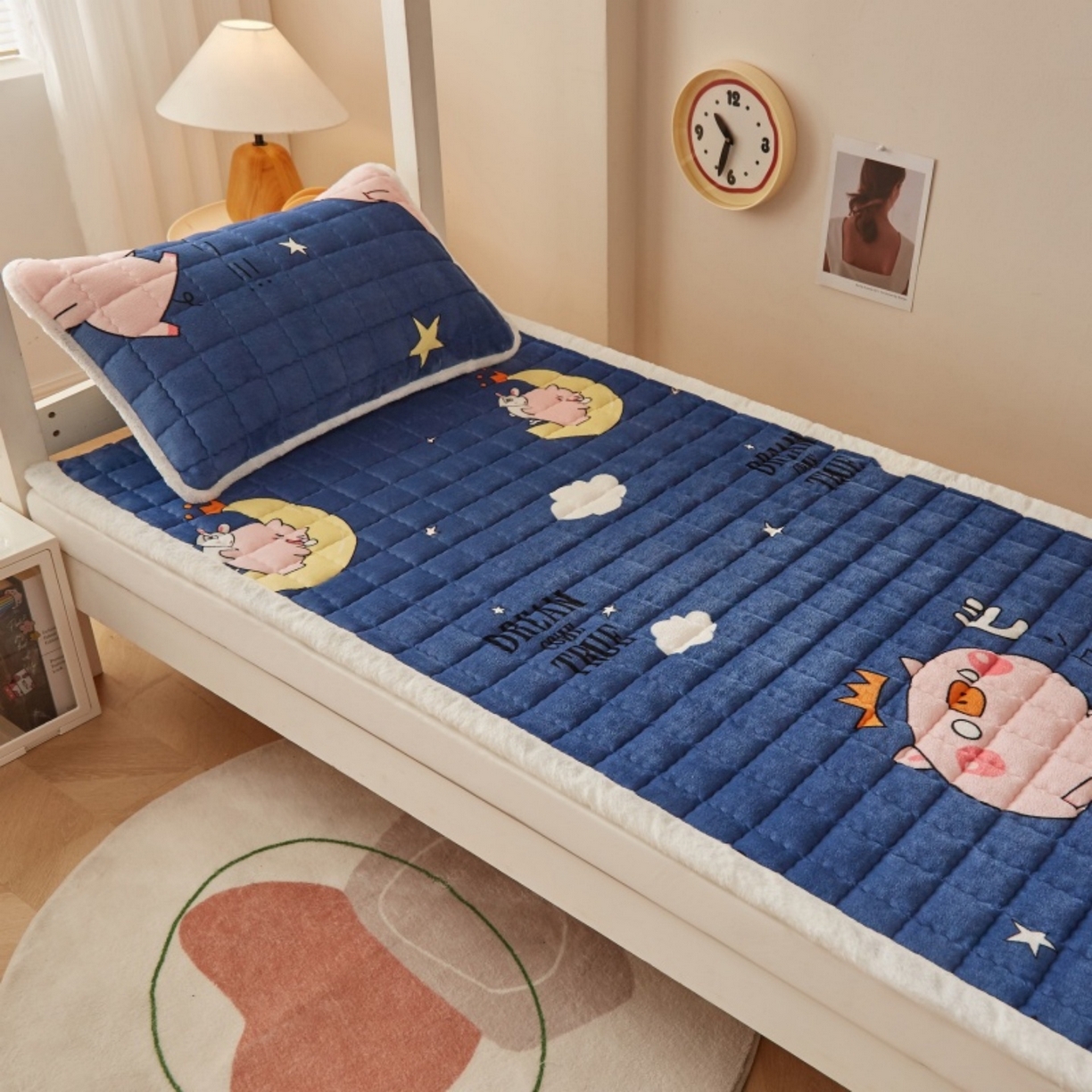 91家纺网 家纺一手货源 找家纺 东宇床垫 2025新款A类牛奶绒印花直角防滑床垫床褥三件套-学生款 惊呆猪宝