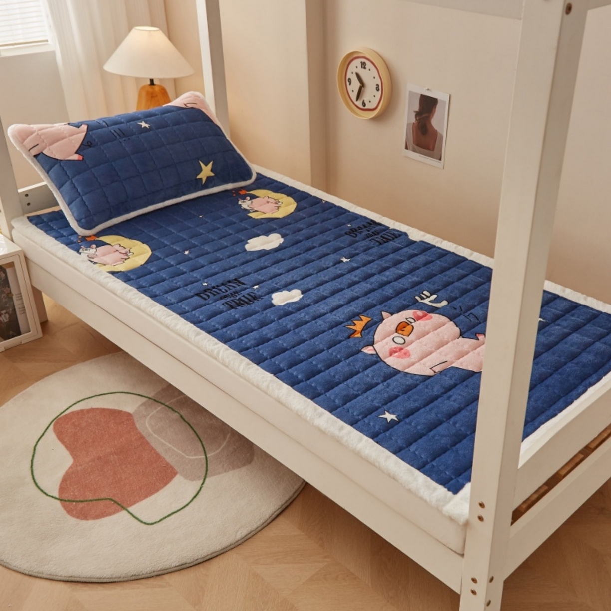 91家纺网 家纺一手货源 找家纺 东宇床垫 2025新款A类牛奶绒印花直角防滑床垫床褥三件套-学生款 惊呆猪宝