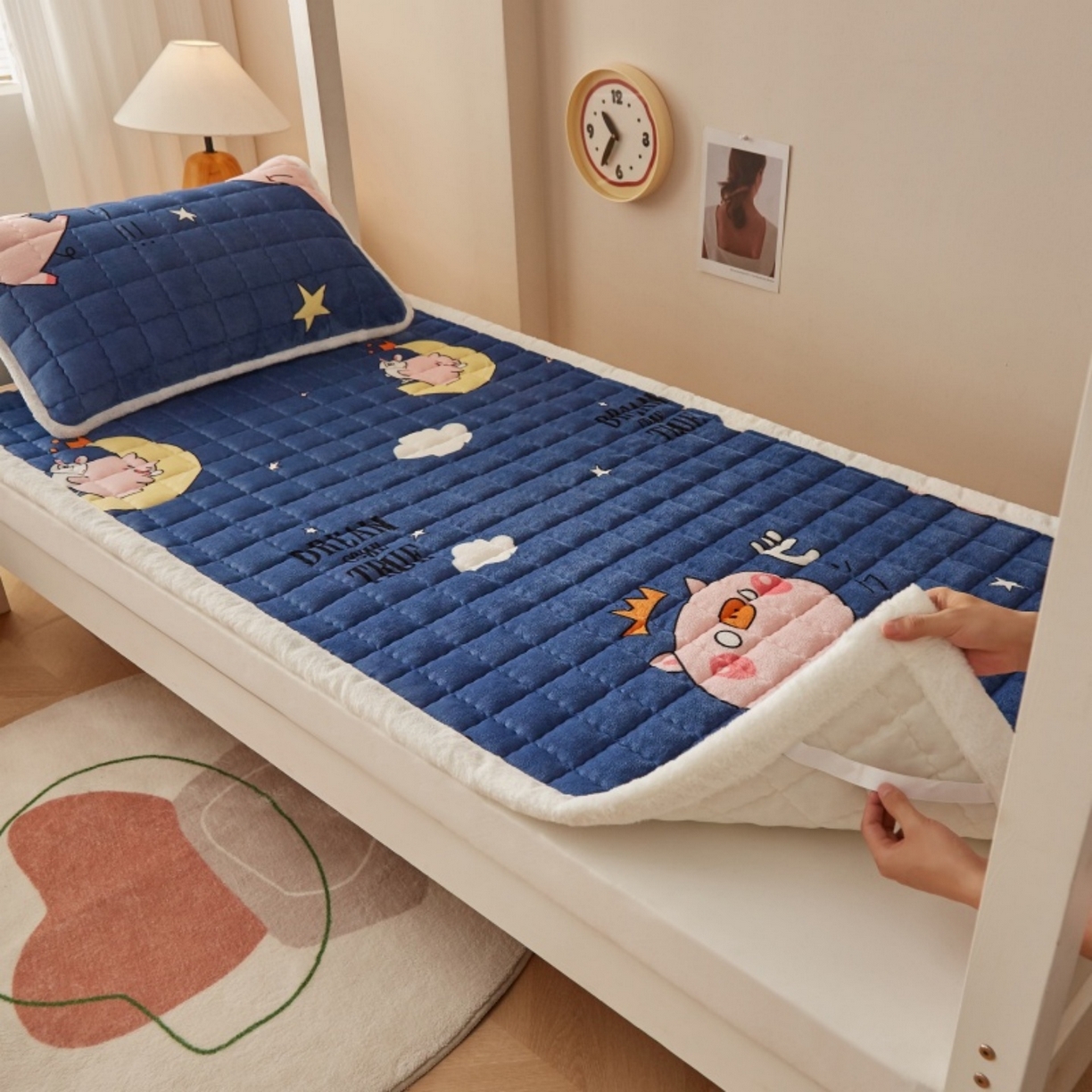 91家纺网 家纺一手货源 找家纺 东宇床垫 2025新款A类牛奶绒印花直角防滑床垫床褥三件套-学生款 惊呆猪宝