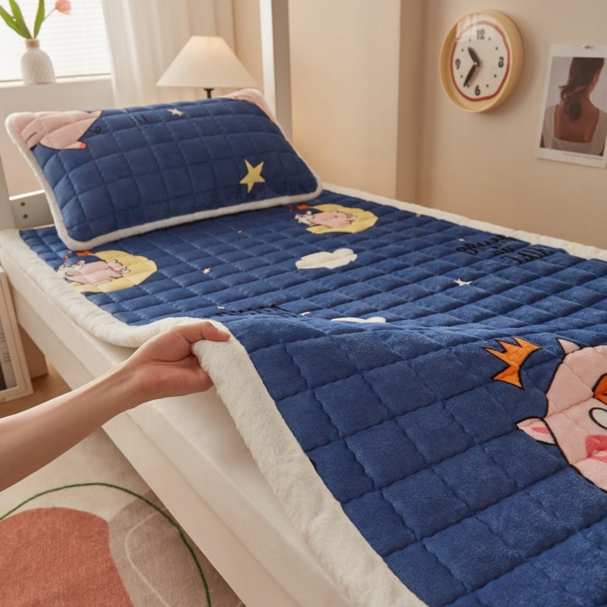 91家纺网 家纺一手货源 找家纺 东宇床垫 2025新款A类牛奶绒印花直角防滑床垫床褥三件套-学生款 惊呆猪宝