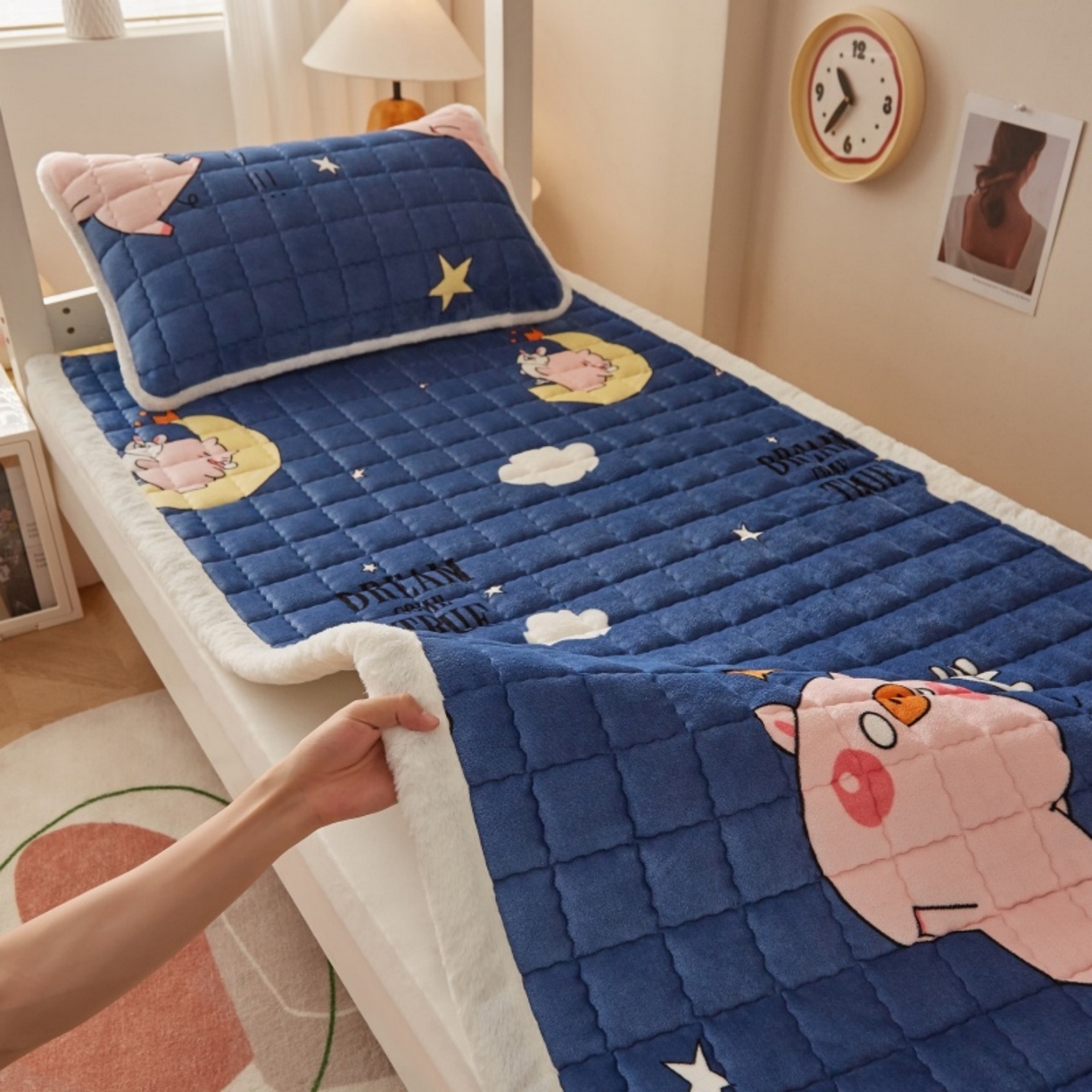 91家纺网 家纺一手货源 找家纺 东宇床垫 2025新款A类牛奶绒印花直角防滑床垫床褥三件套-学生款 惊呆猪宝