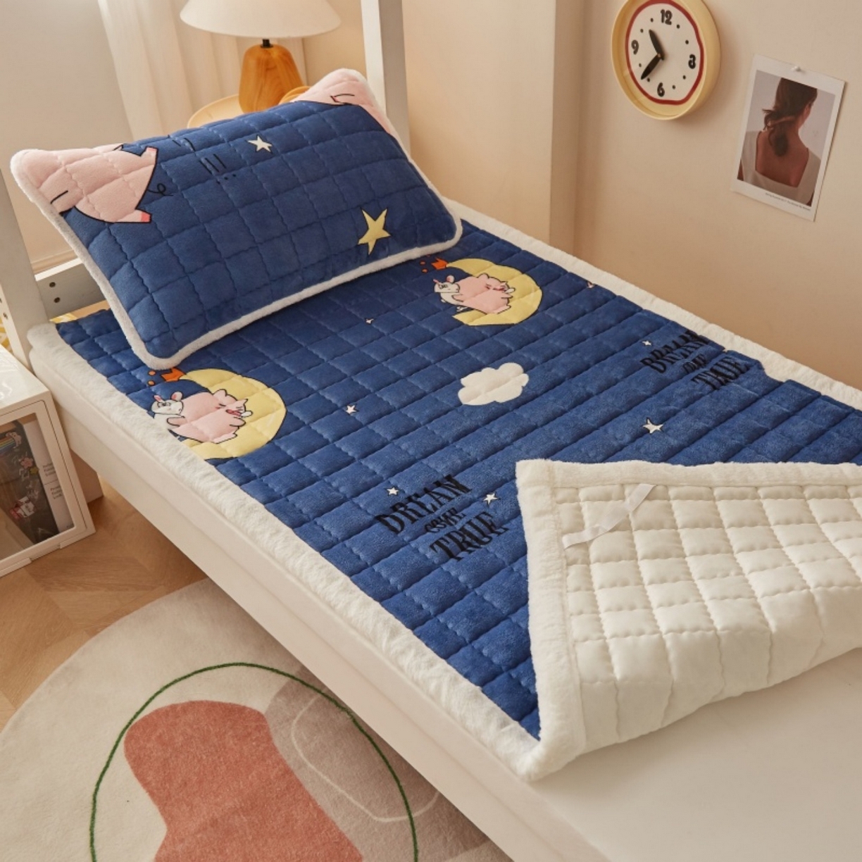 91家纺网 家纺一手货源 找家纺 东宇床垫 2025新款A类牛奶绒印花直角防滑床垫床褥三件套-学生款 惊呆猪宝