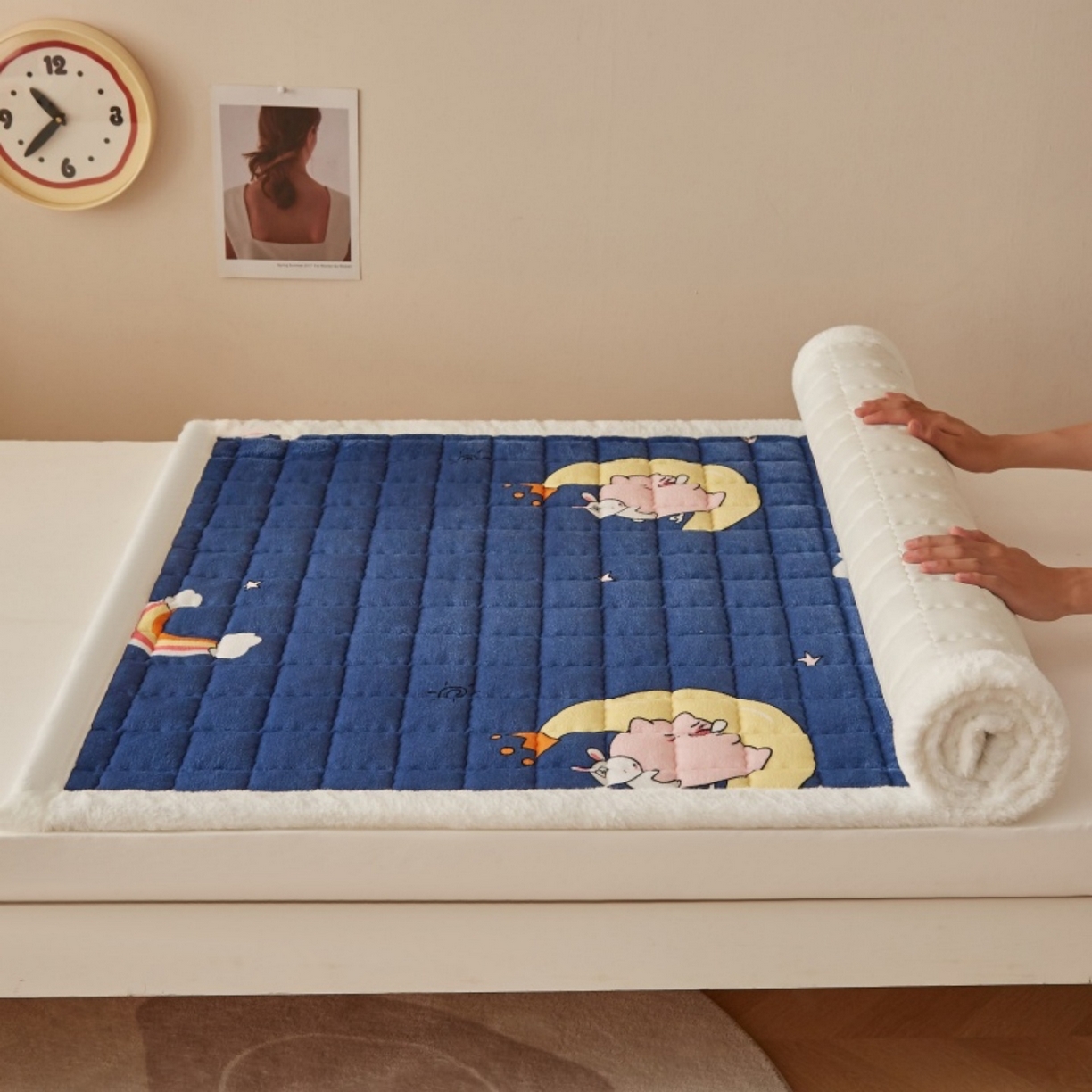 91家纺网 家纺一手货源 找家纺 东宇床垫 2025新款A类牛奶绒印花直角防滑床垫床褥三件套-学生款 惊呆猪宝
