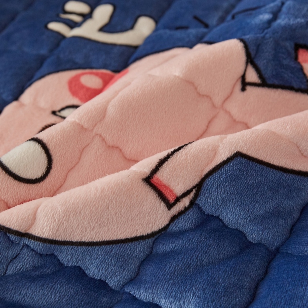 91家纺网 家纺一手货源 找家纺 东宇床垫 2025新款A类牛奶绒印花直角防滑床垫床褥三件套-学生款 惊呆猪宝