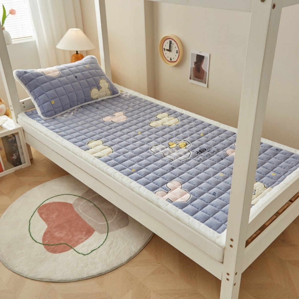 91家纺网 家纺一手货源 找家纺 东宇床垫 2025新款A类牛奶绒印花直角防滑床垫床褥三件套-学生款 妙妙米奇