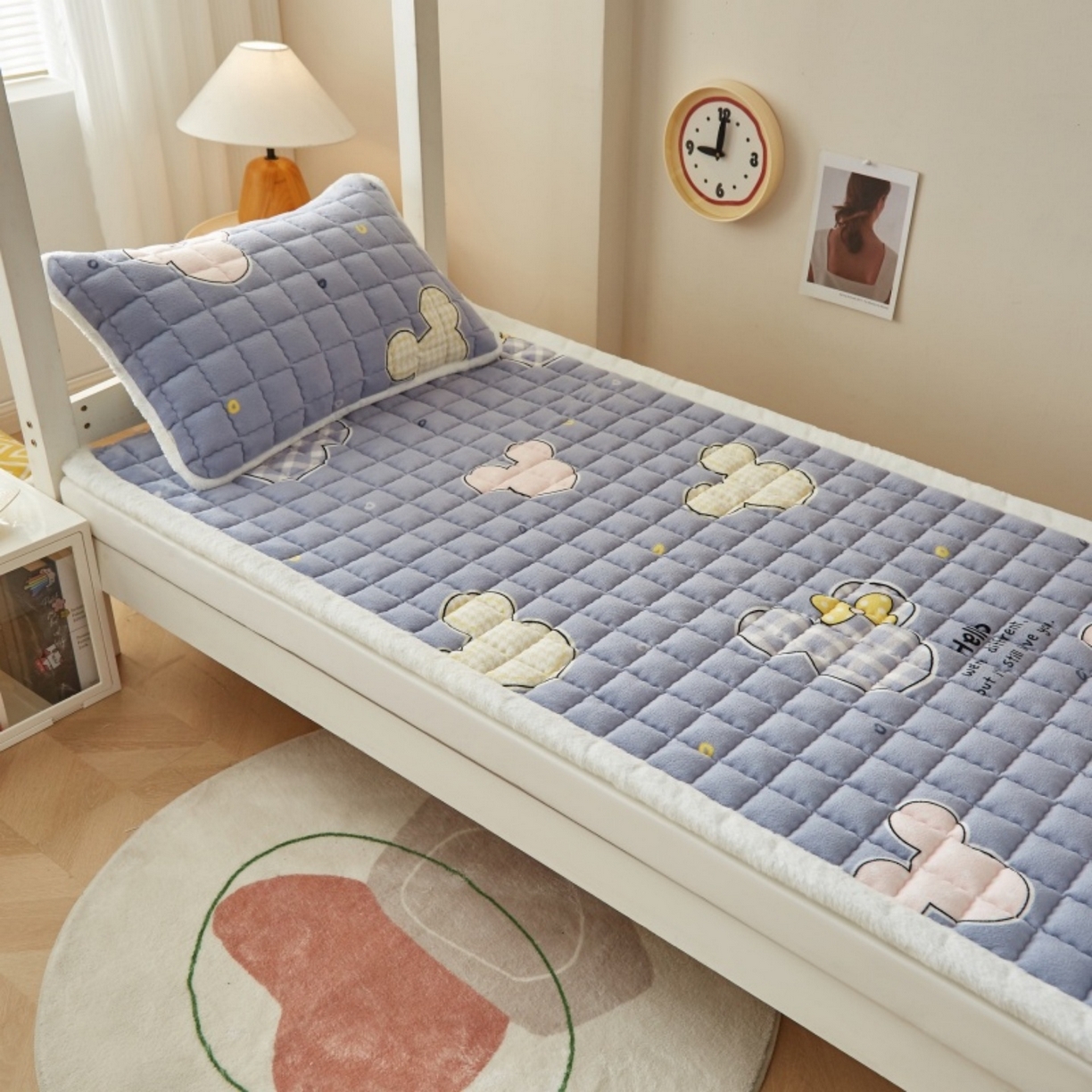 91家纺网 家纺一手货源 找家纺 东宇床垫 2025新款A类牛奶绒印花直角防滑床垫床褥三件套-学生款 妙妙米奇