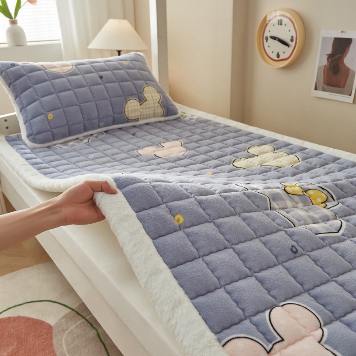 91家纺网 家纺一手货源 找家纺 东宇床垫 2025新款A类牛奶绒印花直角防滑床垫床褥三件套-学生款 妙妙米奇