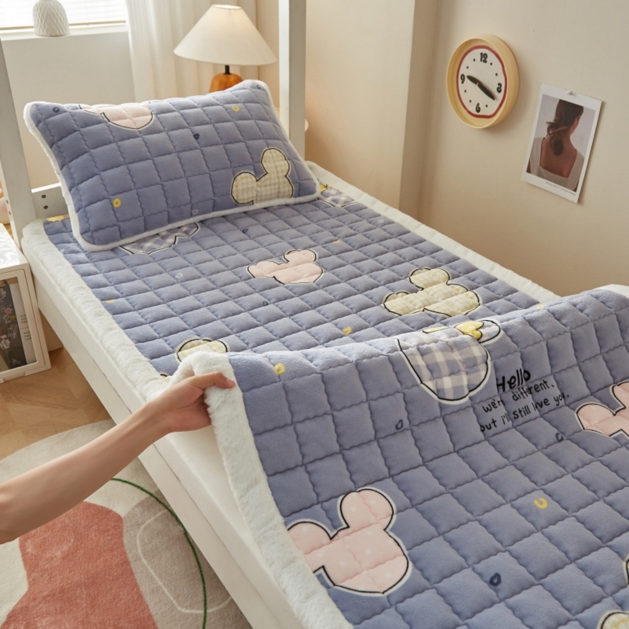 91家纺网 家纺一手货源 找家纺 东宇床垫 2025新款A类牛奶绒印花直角防滑床垫床褥三件套-学生款 妙妙米奇