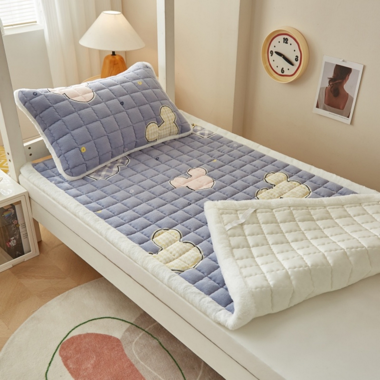 91家纺网 家纺一手货源 找家纺 东宇床垫 2025新款A类牛奶绒印花直角防滑床垫床褥三件套-学生款 妙妙米奇