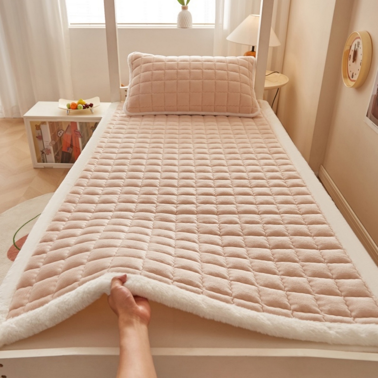91家纺网 家纺一手货源 找家纺 东宇床垫 2025新款A类牛奶绒印花直角防滑床垫床褥三件套-学生款 暖棕格