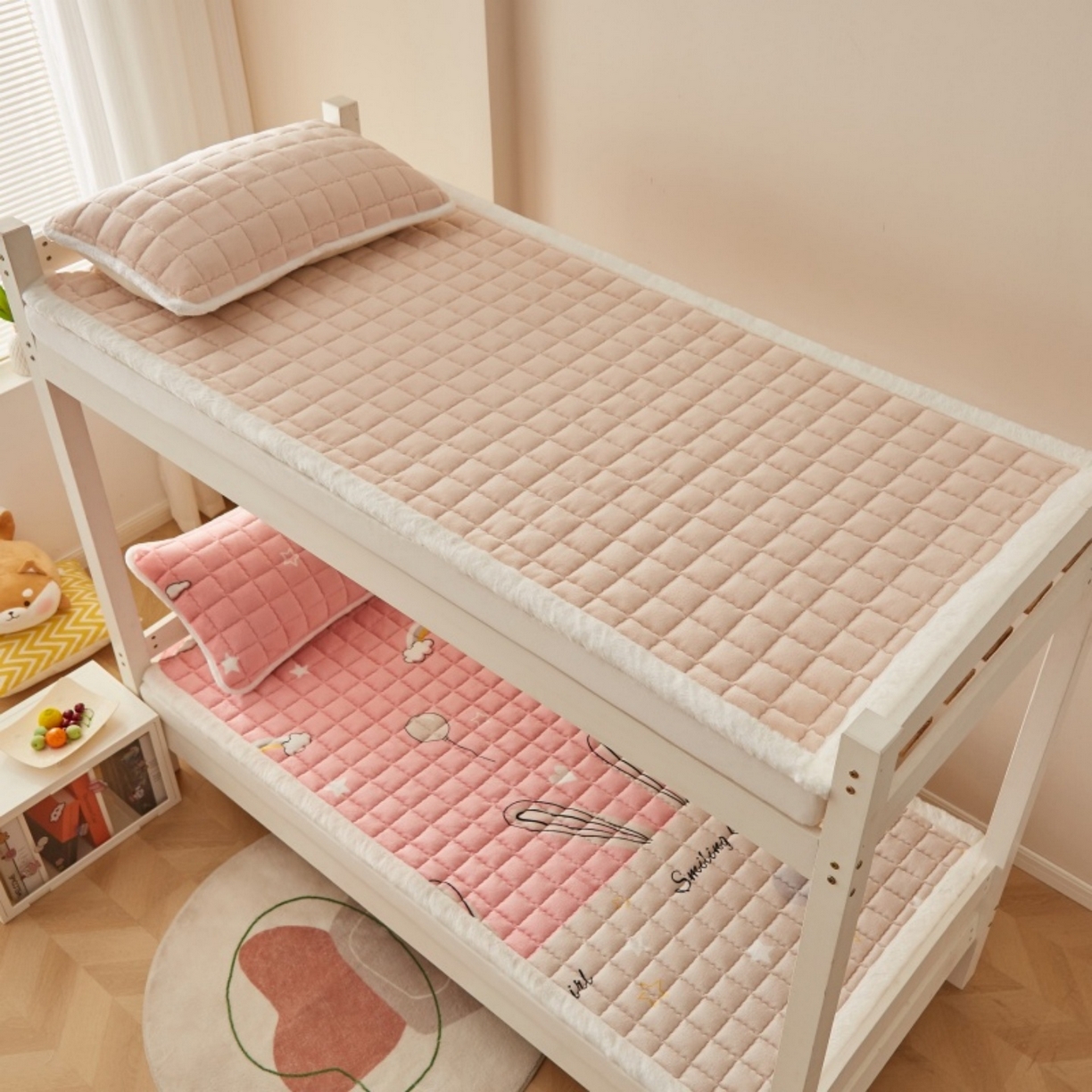 91家纺网 家纺一手货源 找家纺 东宇床垫 2025新款A类牛奶绒印花直角防滑床垫床褥三件套-学生款 暖棕格