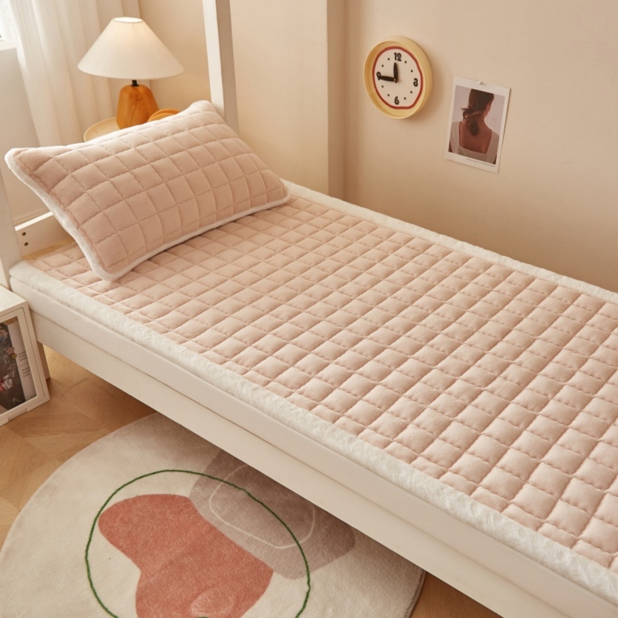 91家纺网 家纺一手货源 找家纺 东宇床垫 2025新款A类牛奶绒印花直角防滑床垫床褥三件套-学生款 暖棕格