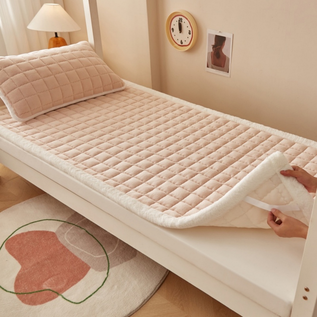 91家纺网 家纺一手货源 找家纺 东宇床垫 2025新款A类牛奶绒印花直角防滑床垫床褥三件套-学生款 暖棕格