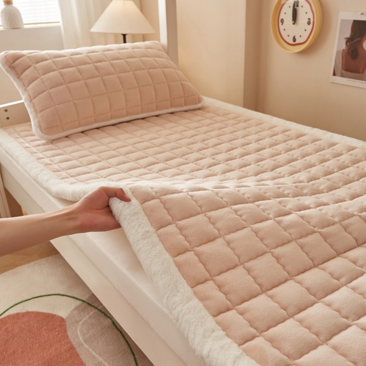 91家纺网 家纺一手货源 找家纺 东宇床垫 2025新款A类牛奶绒印花直角防滑床垫床褥三件套-学生款 暖棕格