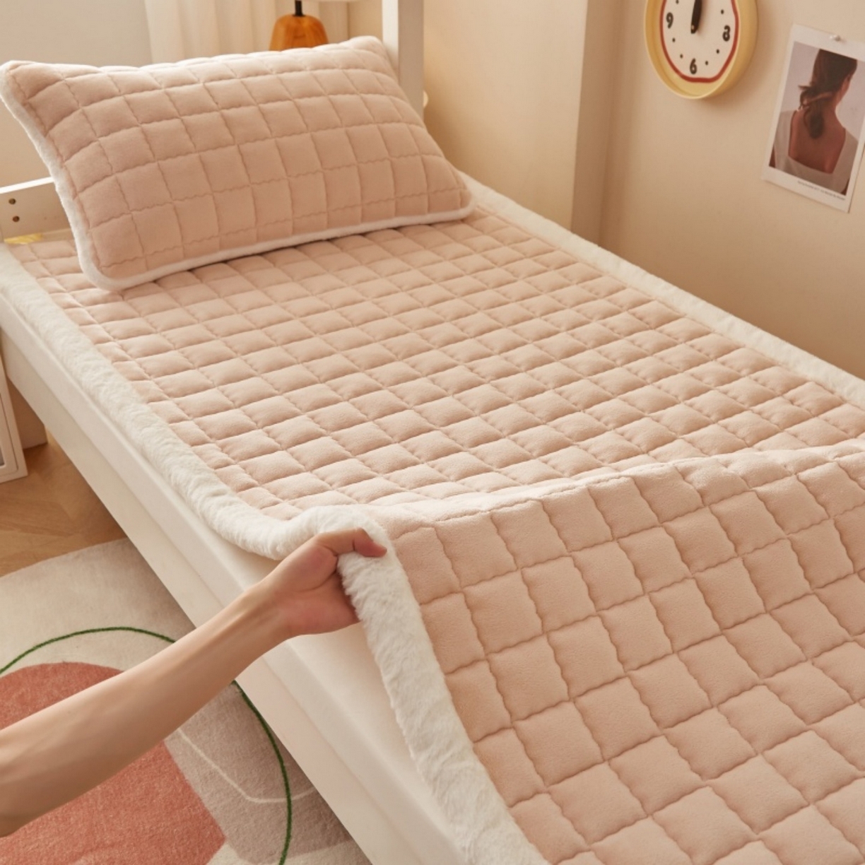 91家纺网 家纺一手货源 找家纺 东宇床垫 2025新款A类牛奶绒印花直角防滑床垫床褥三件套-学生款 暖棕格
