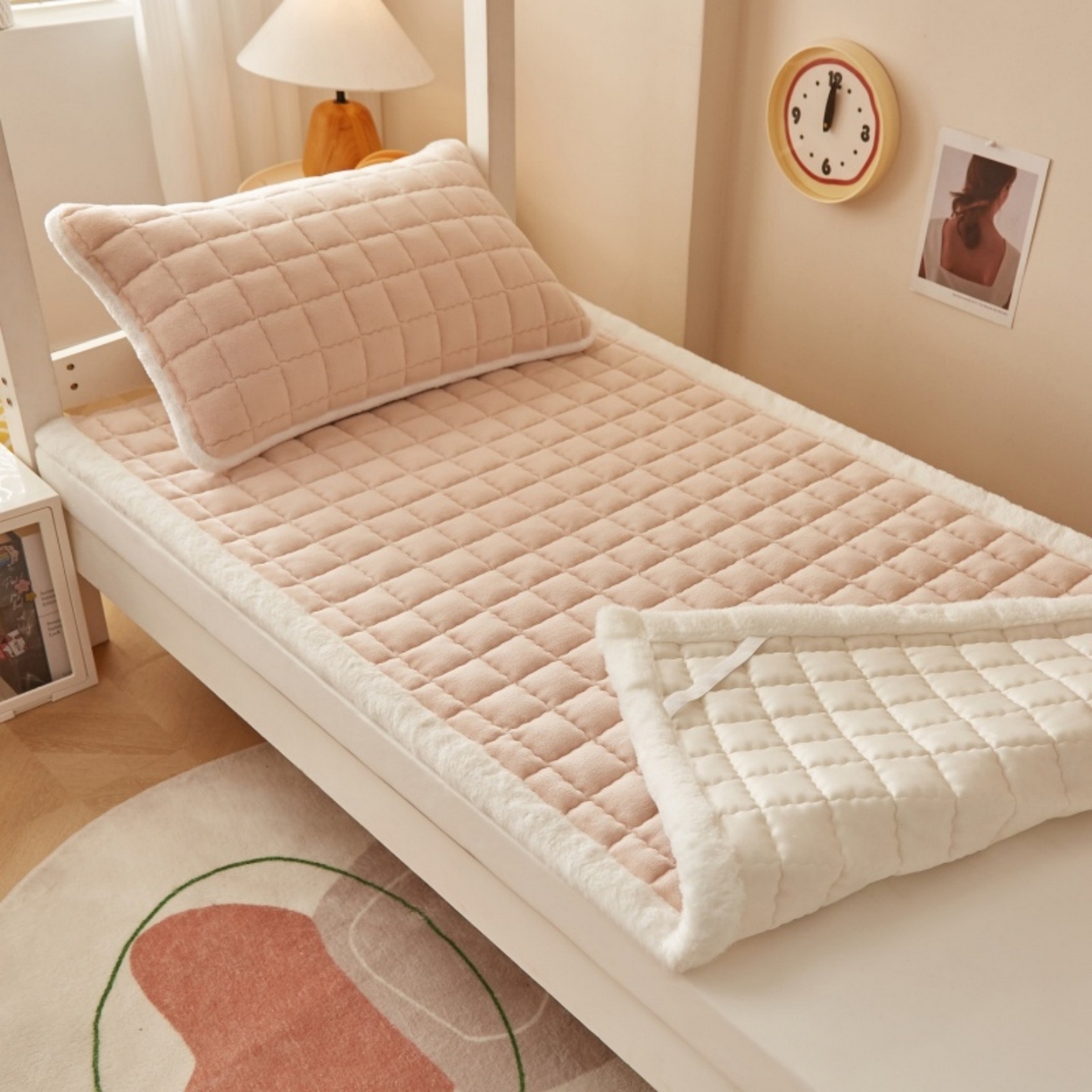 91家纺网 家纺一手货源 找家纺 东宇床垫 2025新款A类牛奶绒印花直角防滑床垫床褥三件套-学生款 暖棕格