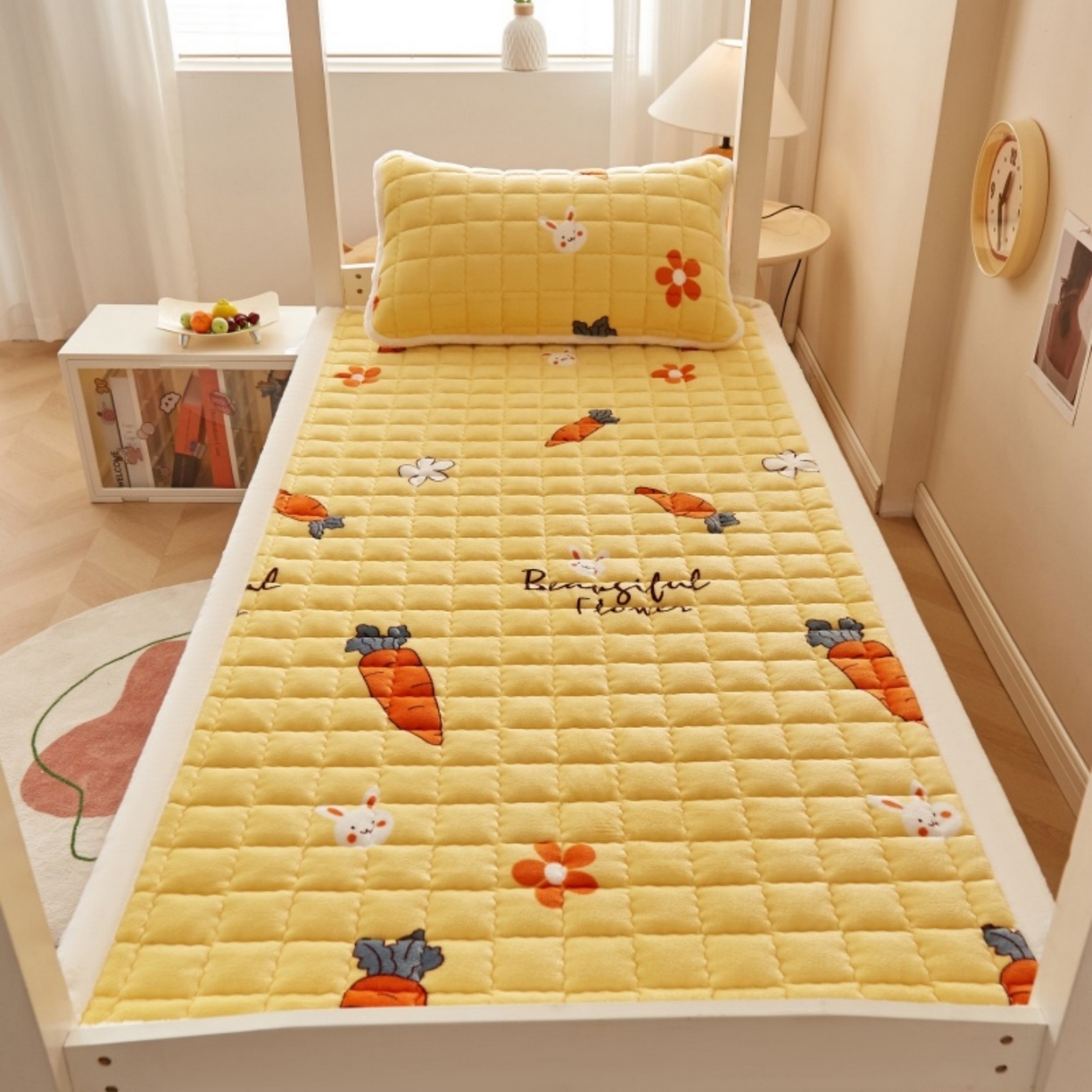 91家纺网 家纺一手货源 找家纺 东宇床垫 2025新款A类牛奶绒印花直角防滑床垫床褥三件套-学生款 兔萝花园