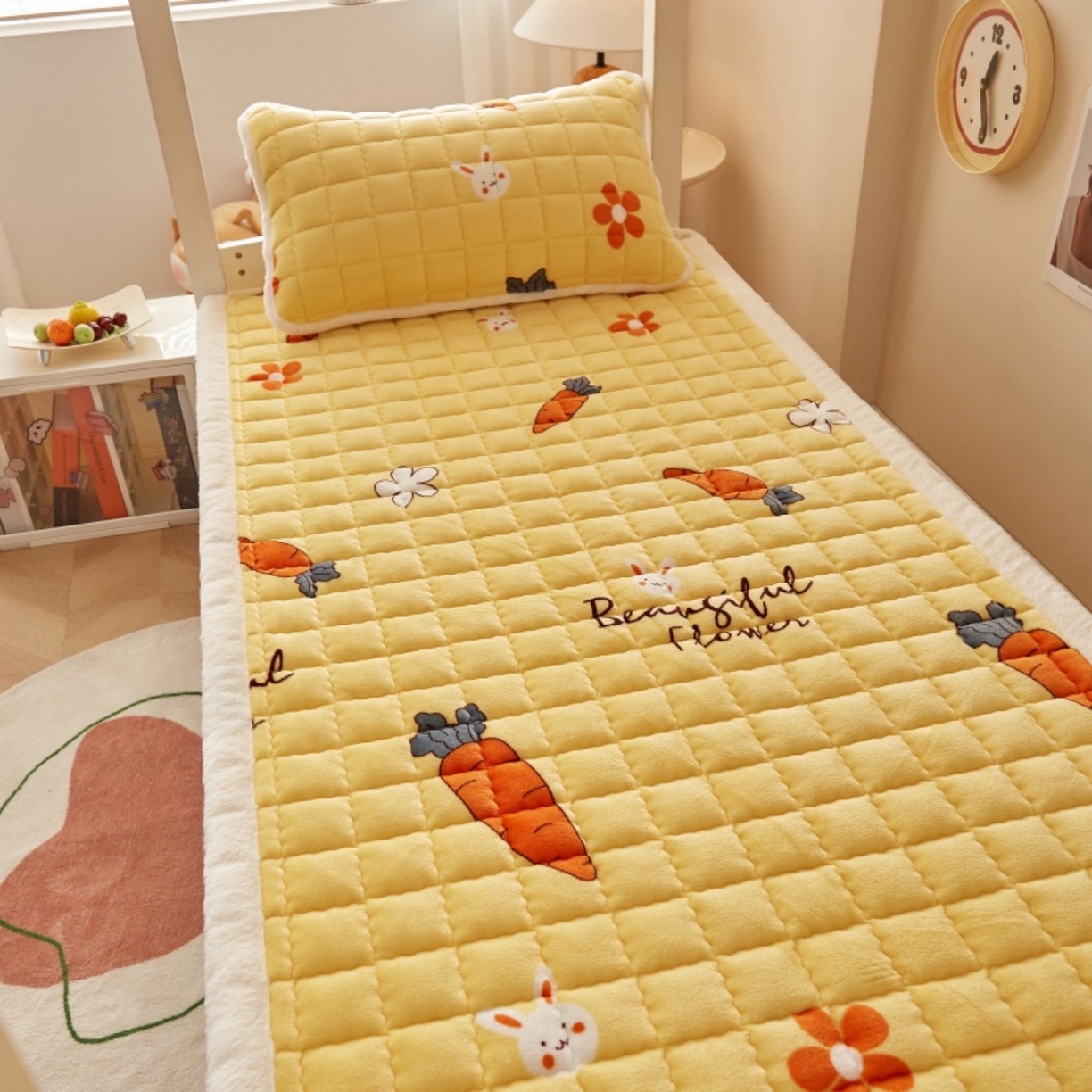 91家纺网 家纺一手货源 找家纺 东宇床垫 2025新款A类牛奶绒印花直角防滑床垫床褥三件套-学生款 兔萝花园