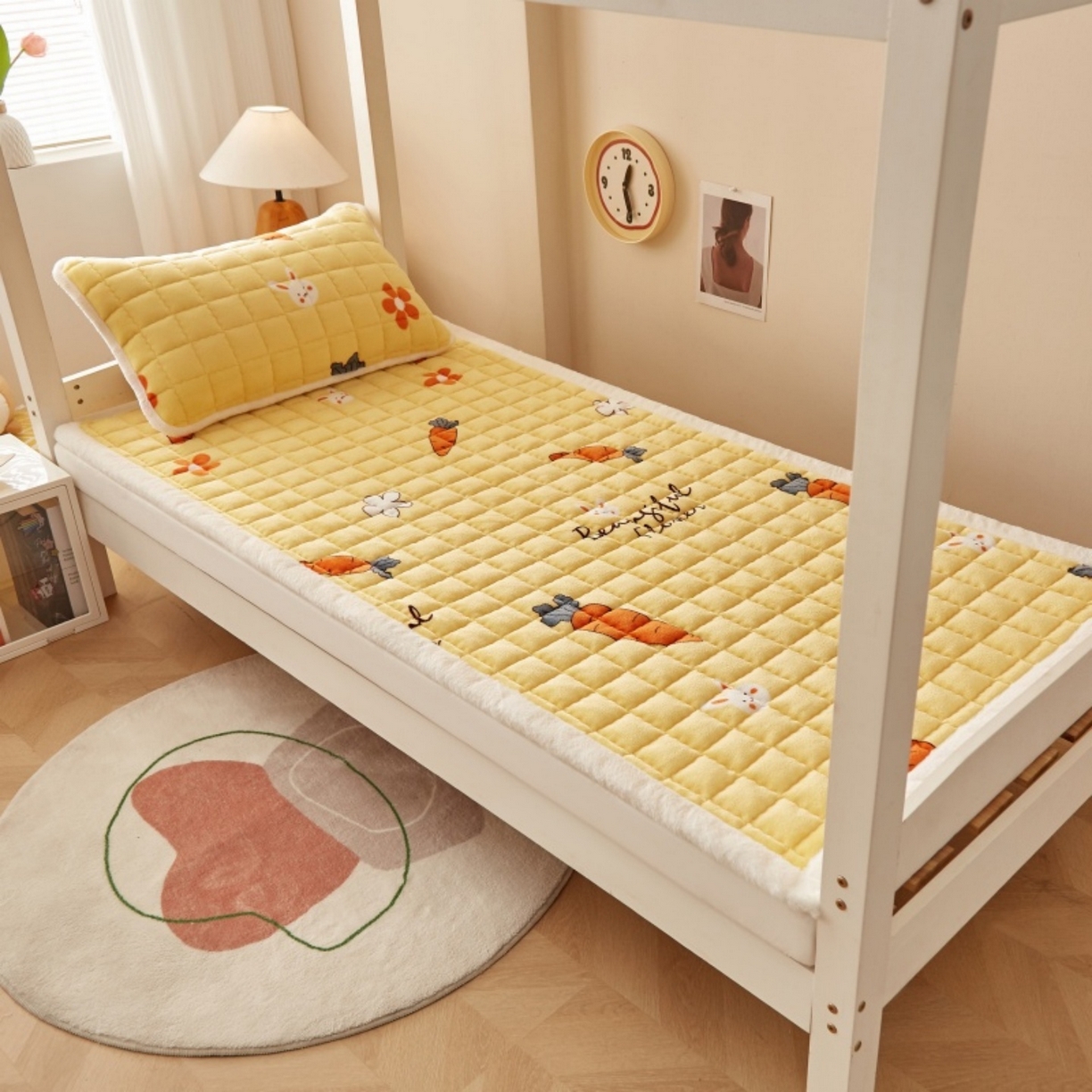 91家纺网 家纺一手货源 找家纺 东宇床垫 2025新款A类牛奶绒印花直角防滑床垫床褥三件套-学生款 兔萝花园