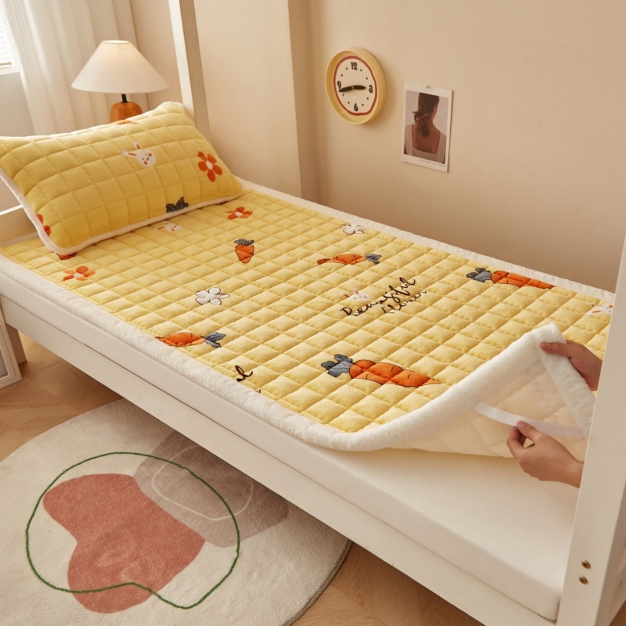 91家纺网 家纺一手货源 找家纺 东宇床垫 2025新款A类牛奶绒印花直角防滑床垫床褥三件套-学生款 兔萝花园